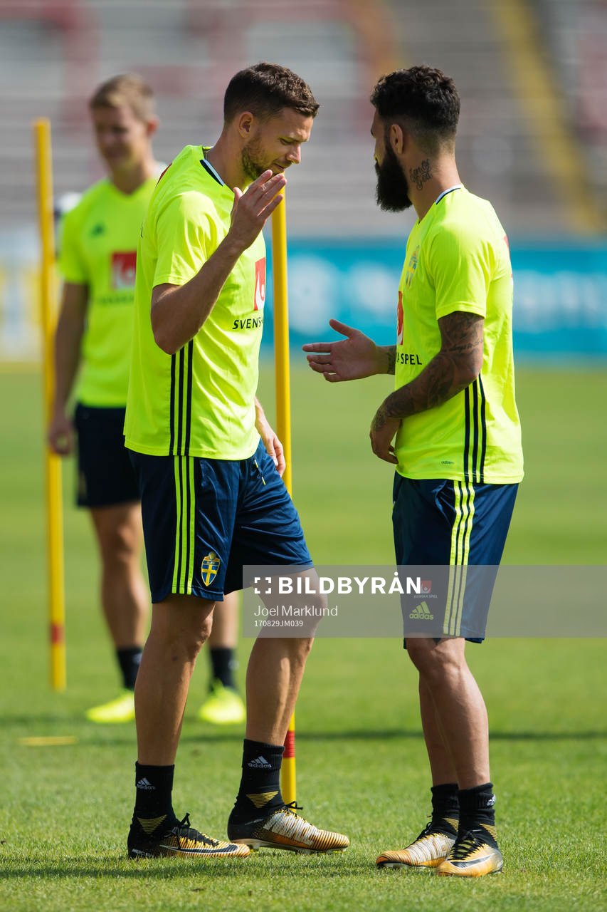 Marcus Berg hälsar på Jimmy Durmaz