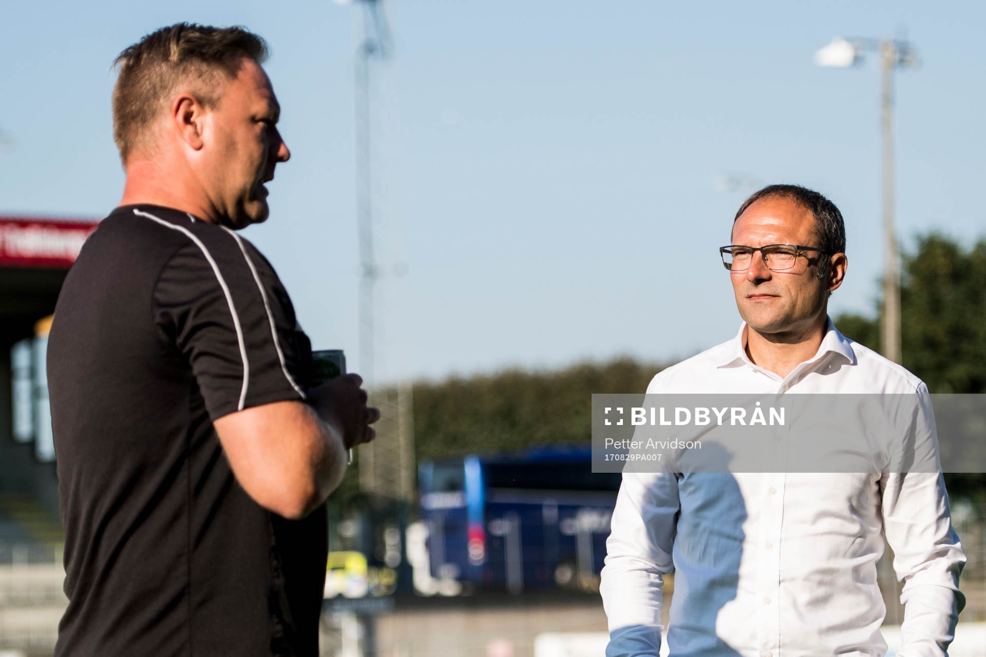 Helsingborgs tränare Per-Ola Ljung i samtal med