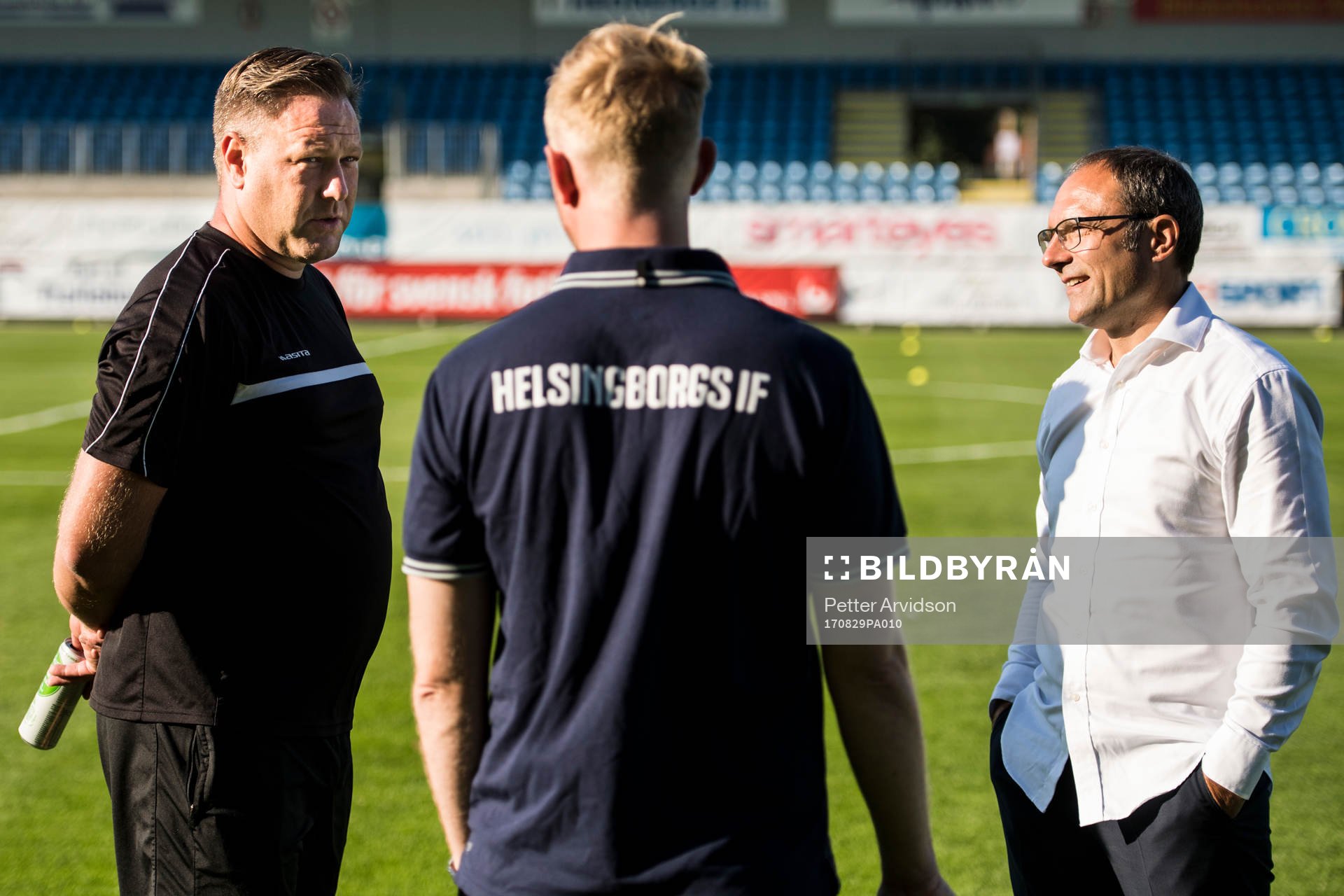 Trelleborgs tränare Patrick Winqvist i samtal med