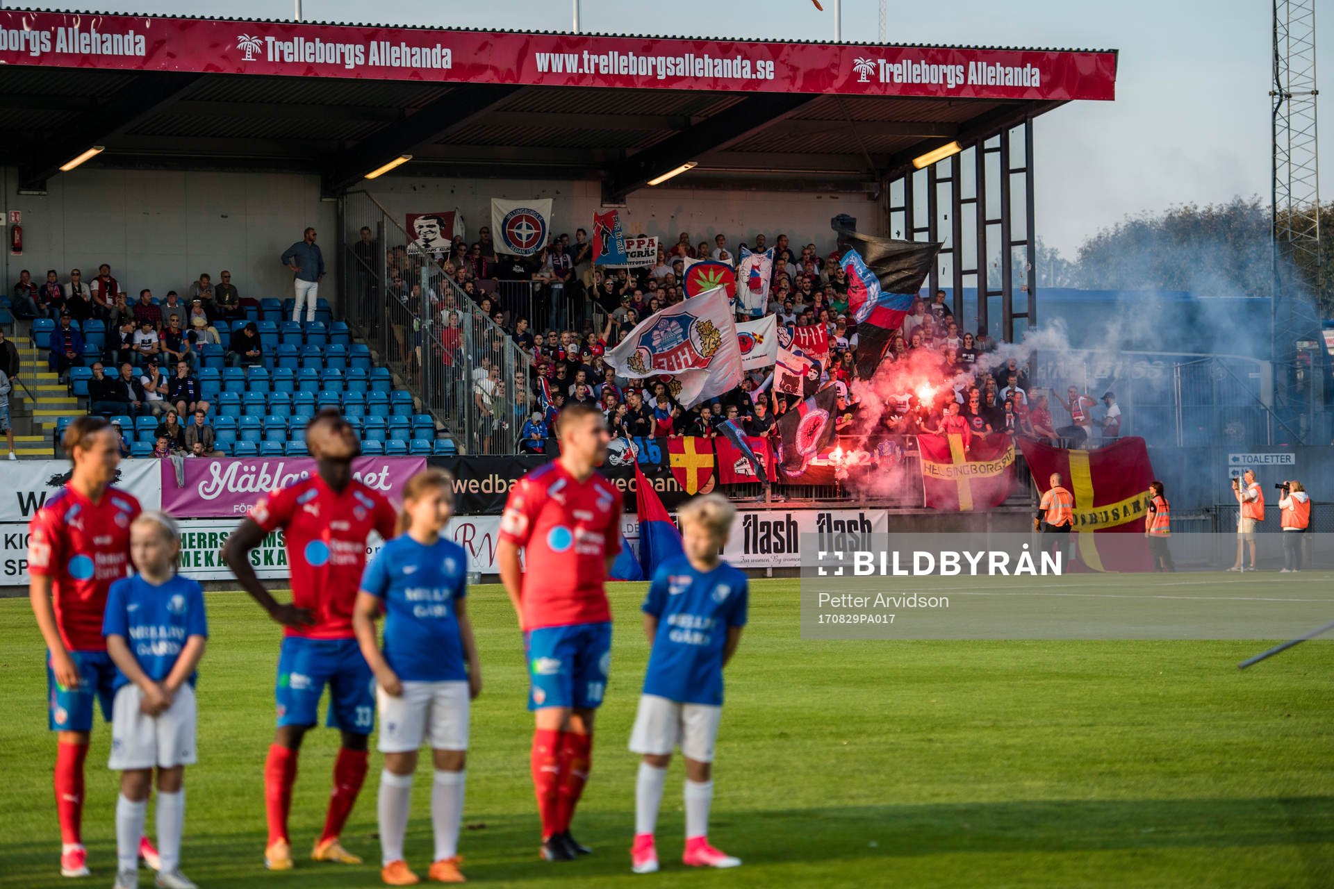 Helsingborgs spelare och supportrar före en fotbollsmatch