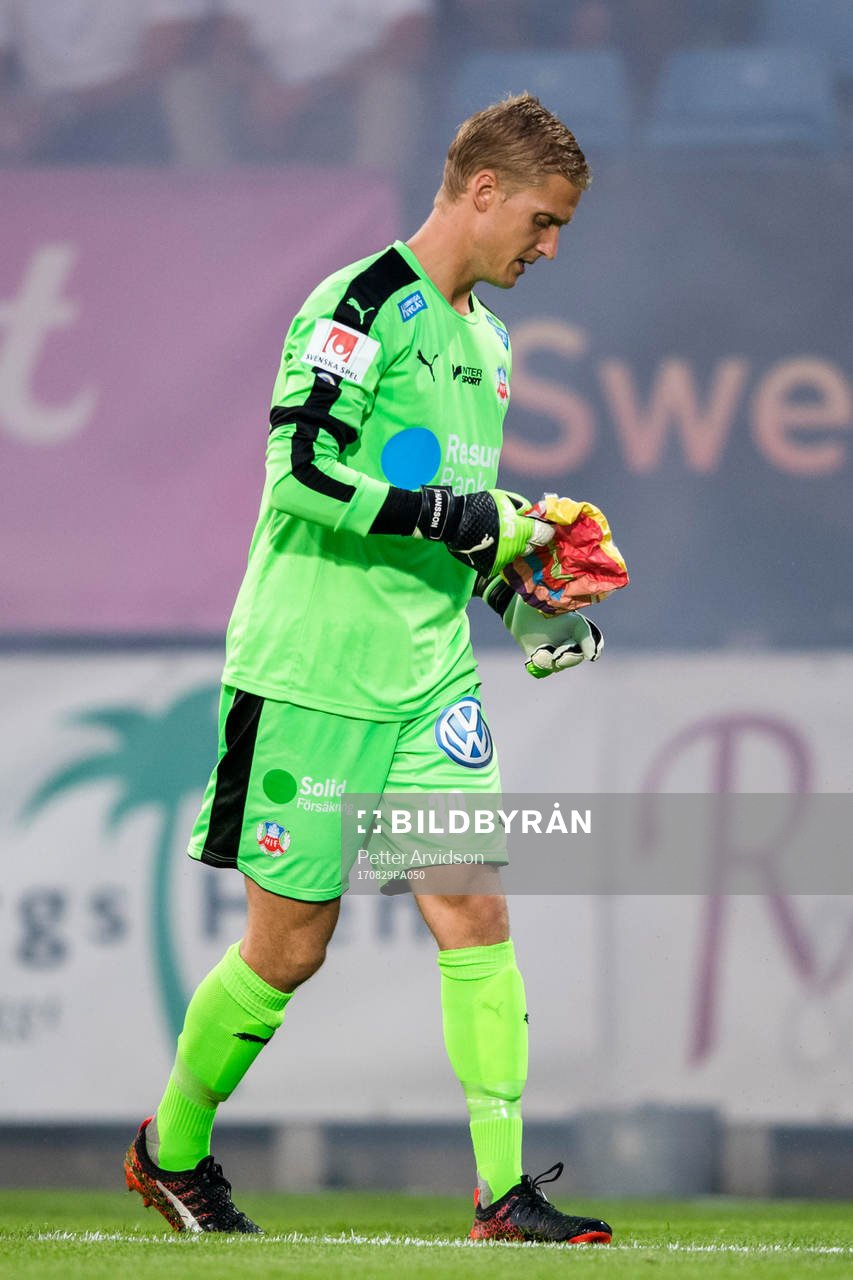 Helsingborgs målvakt Pär Hansson tar bort skräp från