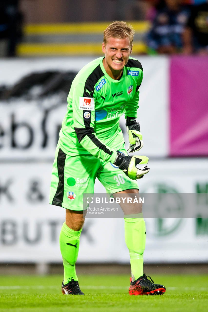 Helsingborgs målvakt Pär Hansson har ont