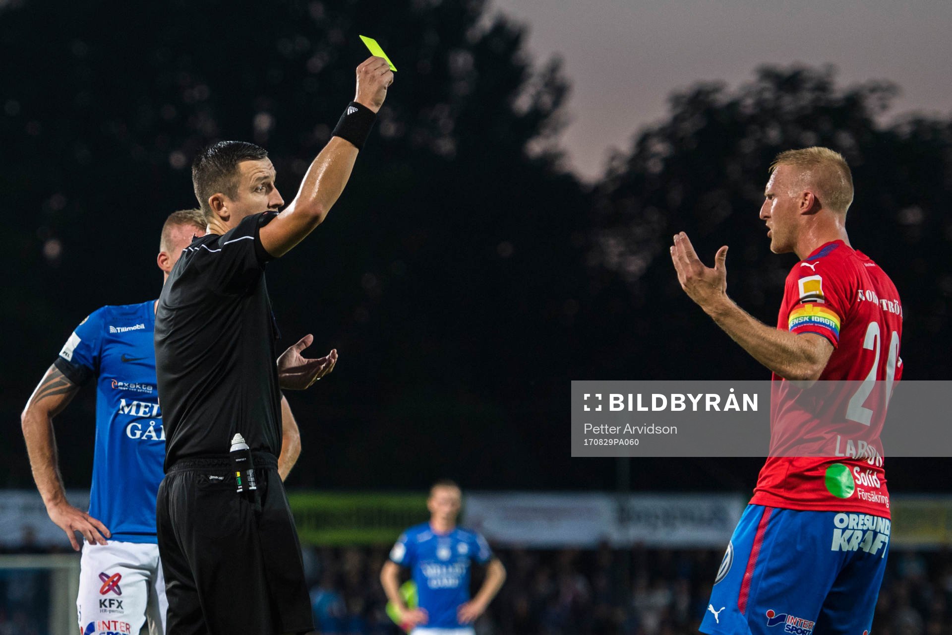 Helsingborgs Peter Larsson får en varning av Domare Nermin