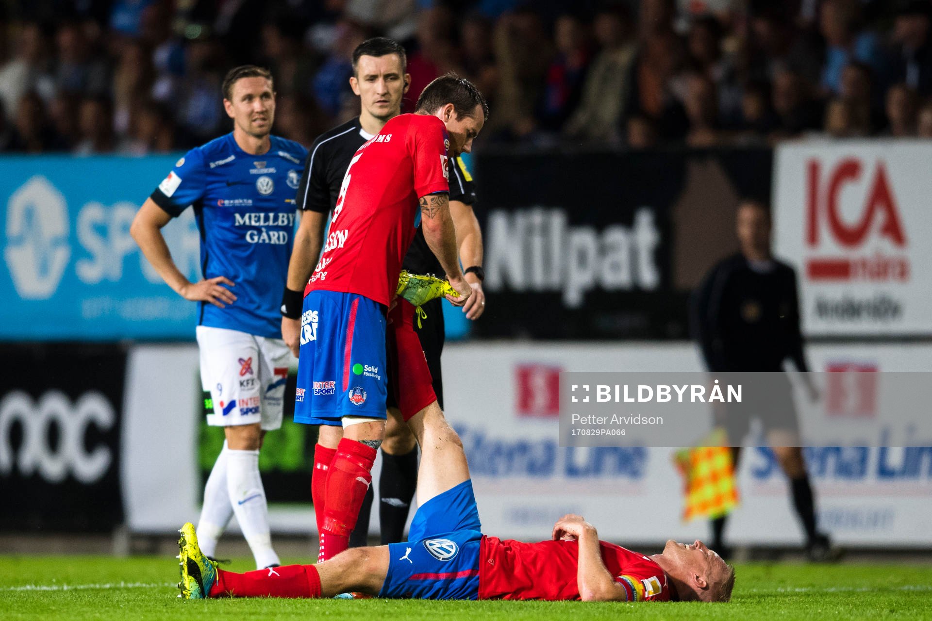 Helsingborgs Peter Larsson har ont under en fotbollsmatch i Superettan mellan Trelleborg och Helsingborg den 29 augusti 2017 i Trelleborg.