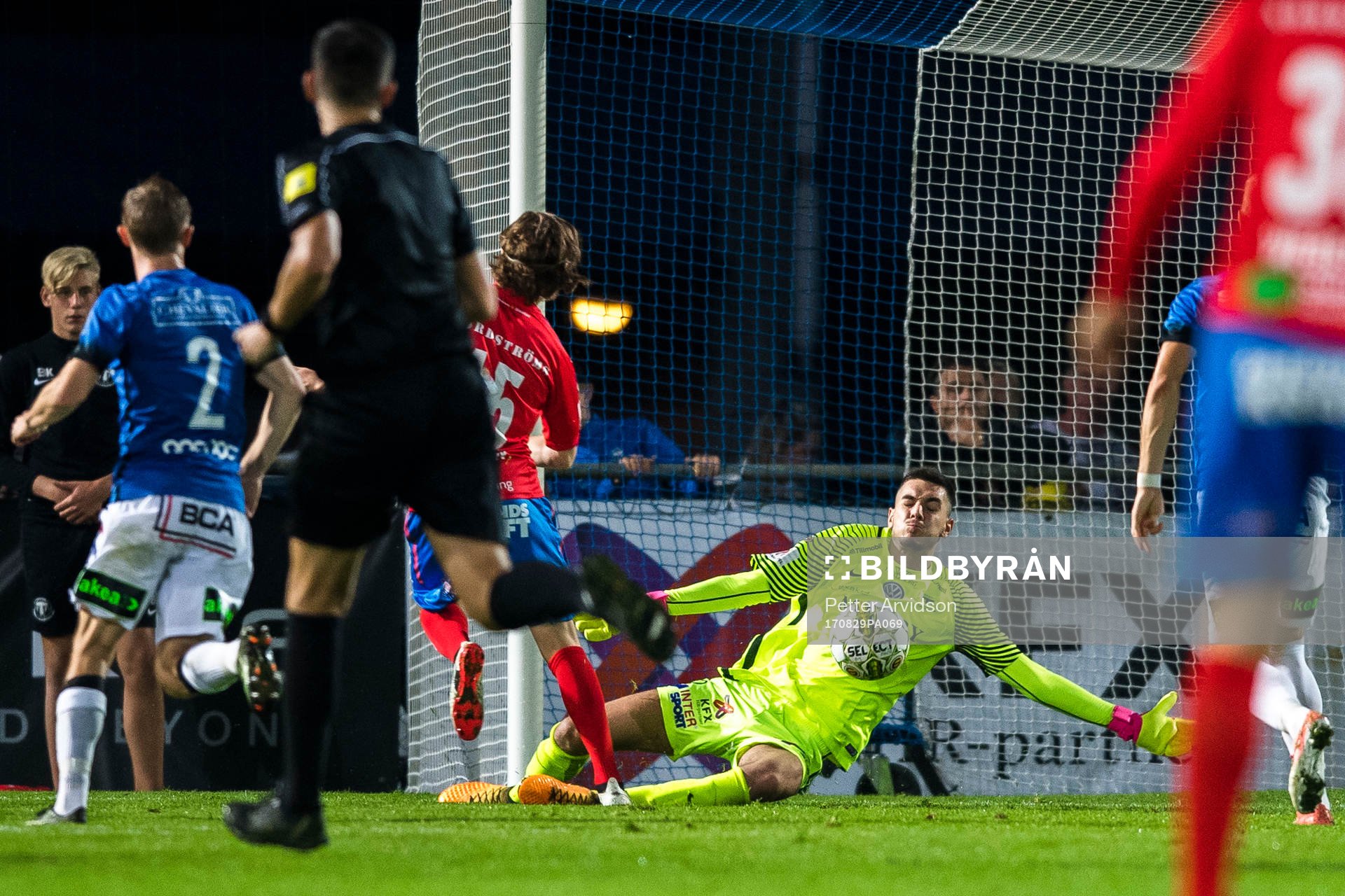 Trelleborgs målvakt Marko Johansson räddar friläge från