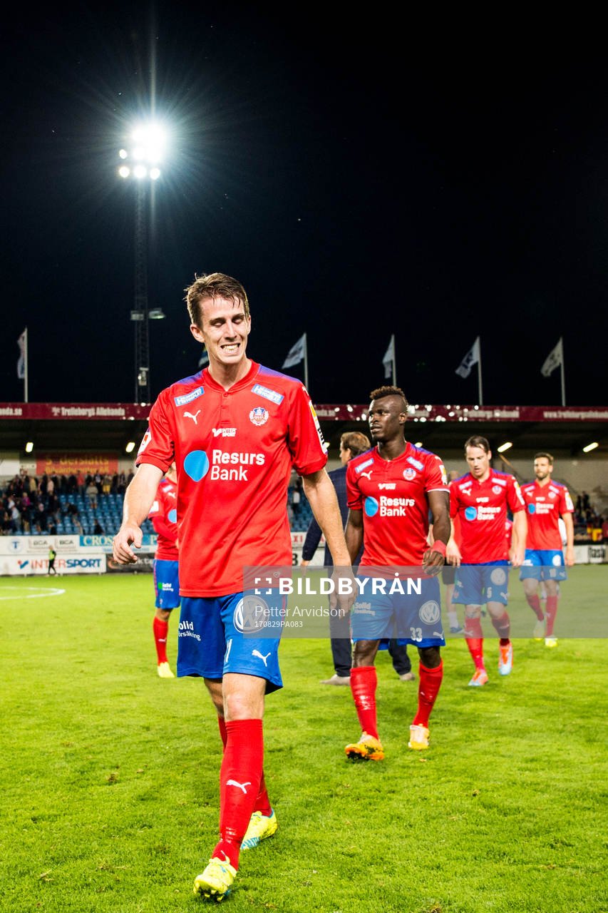 Helsingborgs Adam Eriksson deppar när han lämnar planen