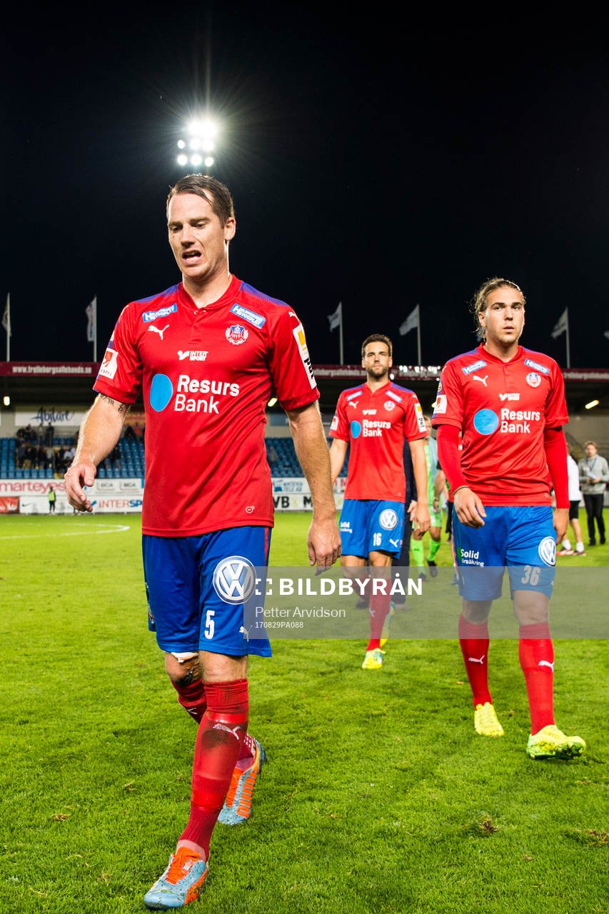 Helsingborgs Johan Persson och Charlie Weberg deppar när