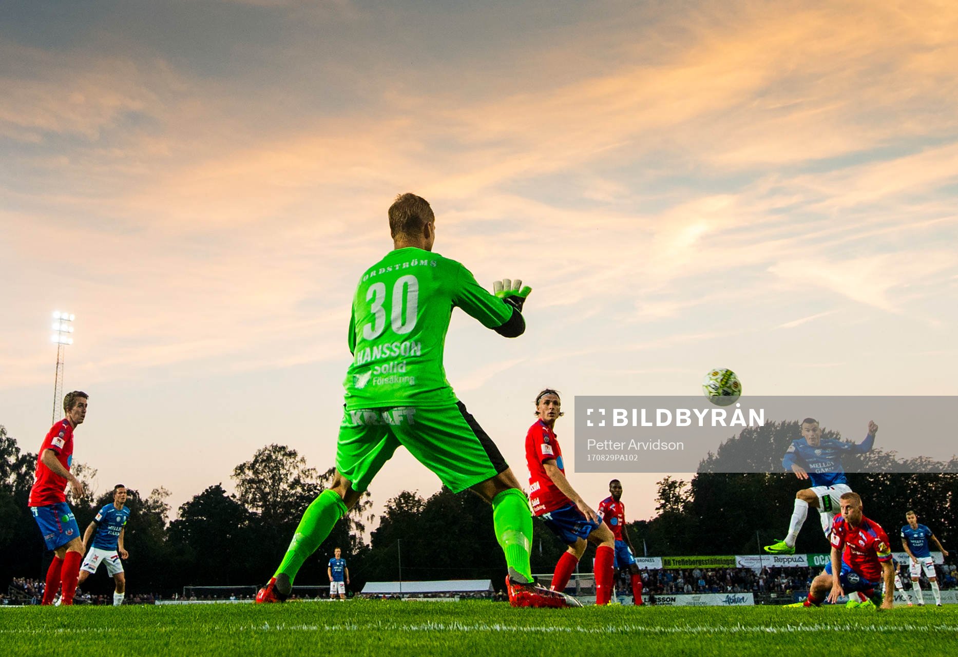 Trelleborgs Dino Islamovic skjuter mot Helsingborgs målvakt Pär Hansson under fotbollsmatchen i Superettan mellan Trelleborg och Helsingborg den 29 augusti 2017 i Trelleborg.