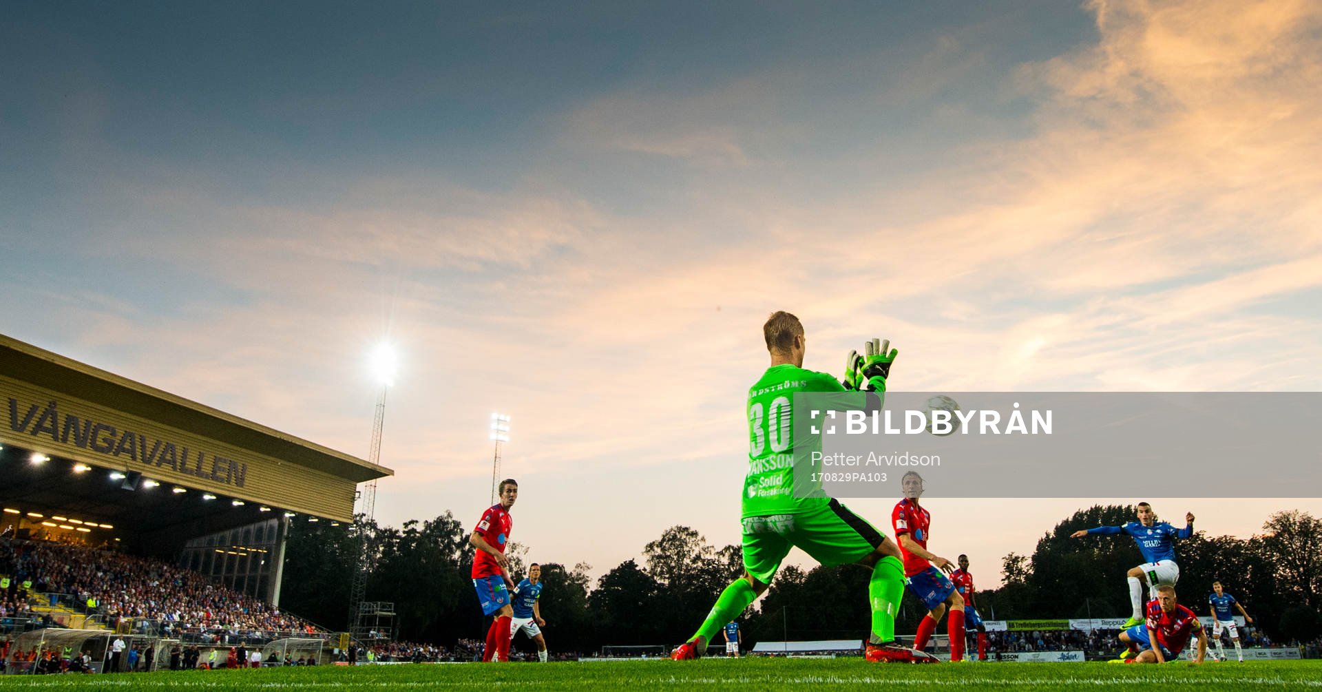 Trelleborgs Dino Islamovic skjuter mot Helsingborgs målvakt Pär Hansson under fotbollsmatchen i Superettan mellan Trelleborg och Helsingborg den 29 augusti 2017 i Trelleborg.