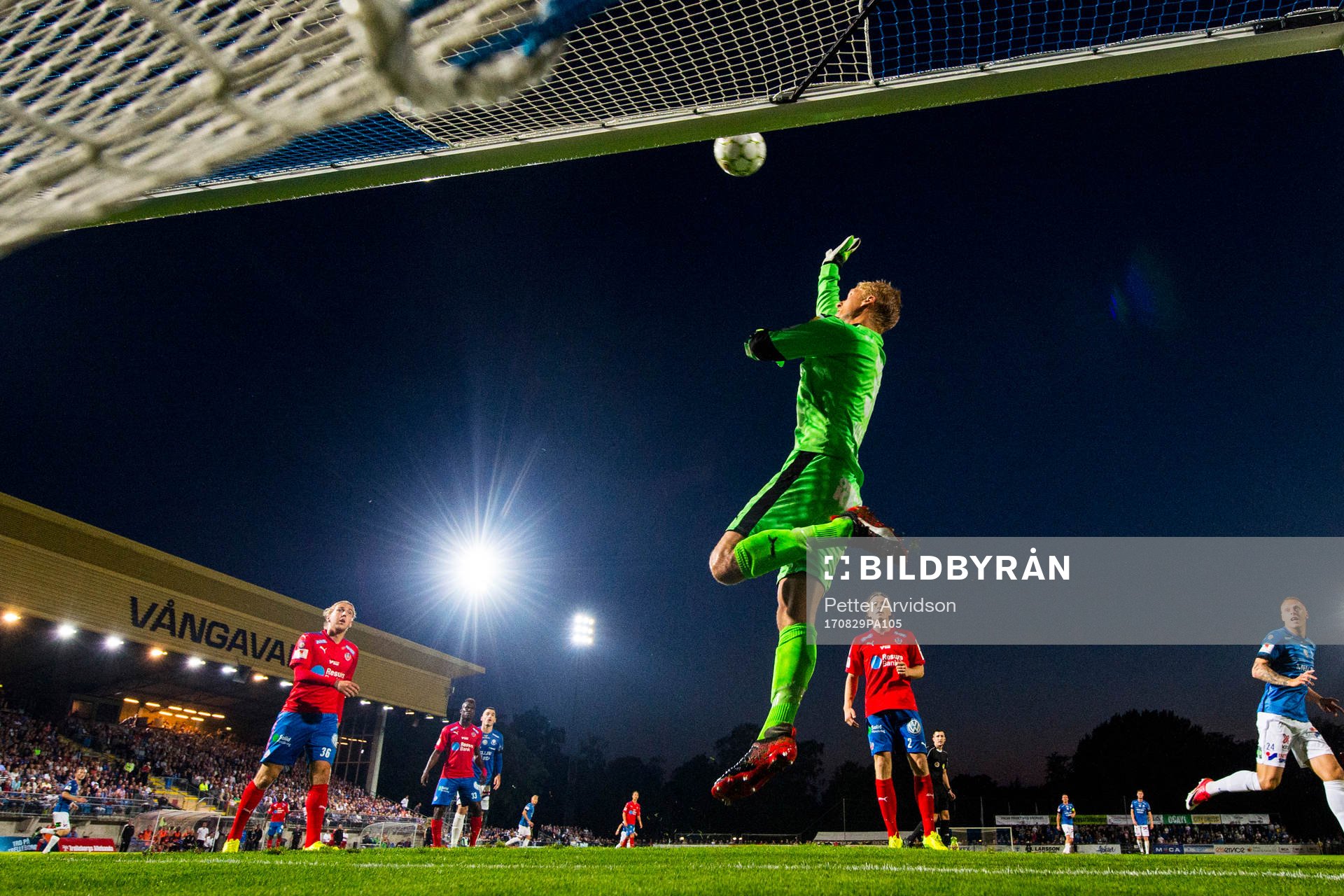 Helsingborgs målvakt Pär Hansson gör en räddning under fotbollsmatchen i Superettan mellan Trelleborg och Helsingborg den 29 augusti 2017 i Trelleborg.