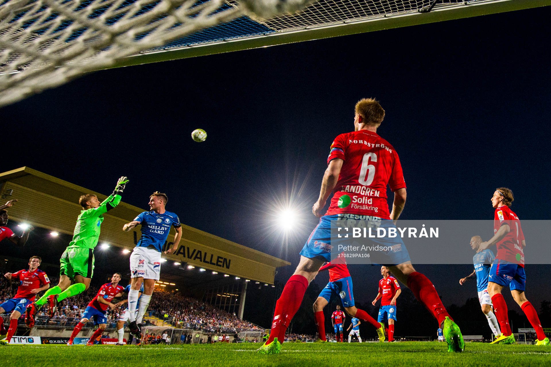 Helsingborgs målvakt Pär Hansson plockar bollen framför Trelleborgs Anton Tideman under fotbollsmatchen i Superettan mellan Trelleborg och Helsingborg den 29 augusti 2017 i Trelleborg.