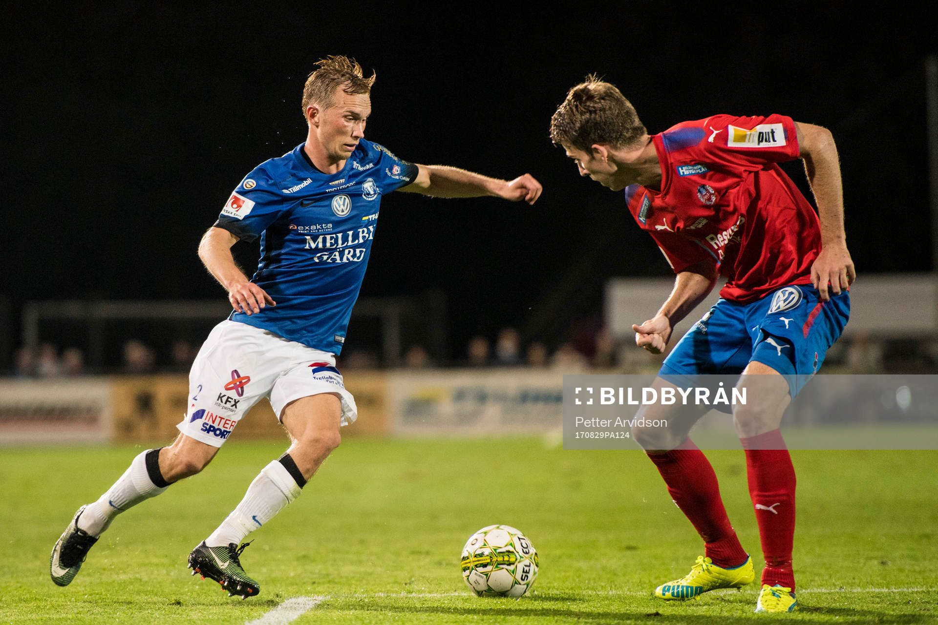 Trelleborgs Albin Nilsson och Helsingborgs Adam Eriksson under fotbollsmatchen i Superettan mellan Trelleborg och Helsingborg den 29 augusti 2017 i Trelleborg.