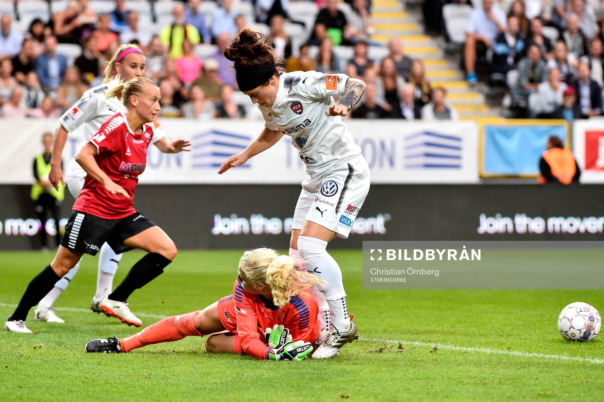 Rosengårds Ella Masar McLeod och LB07s målvakt Josephine Frigge under fotbollsmatchen i Damallsvenskan mellan LB07 och Rosengård den 30 augusti 2017 i Malmö.