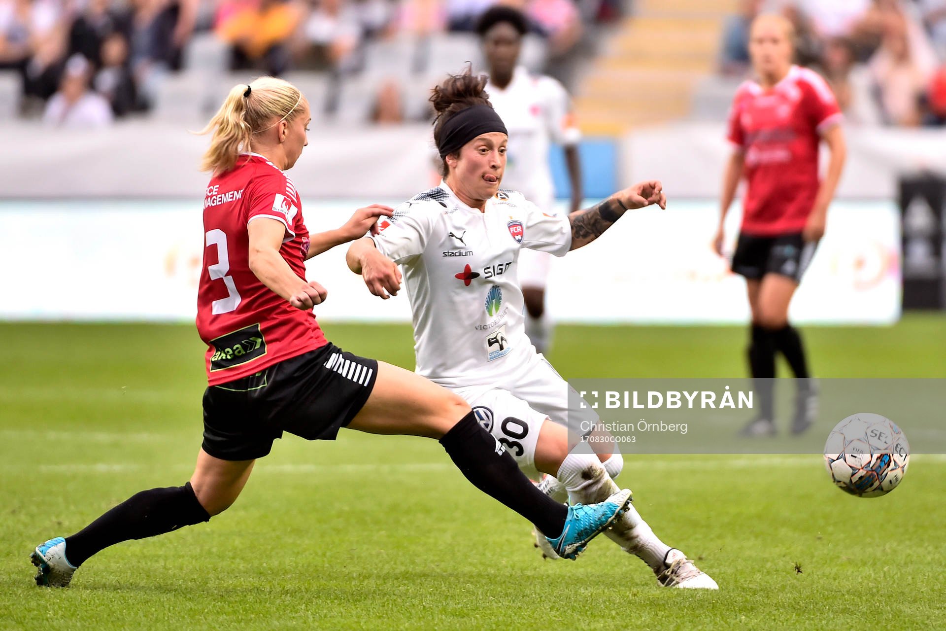 LB07s Malin Winberg och Rosengårds Ella Masar McLeod under fotbollsmatchen i Damallsvenskan mellan LB07 och Rosengård den 30 augusti 2017 i Malmö.