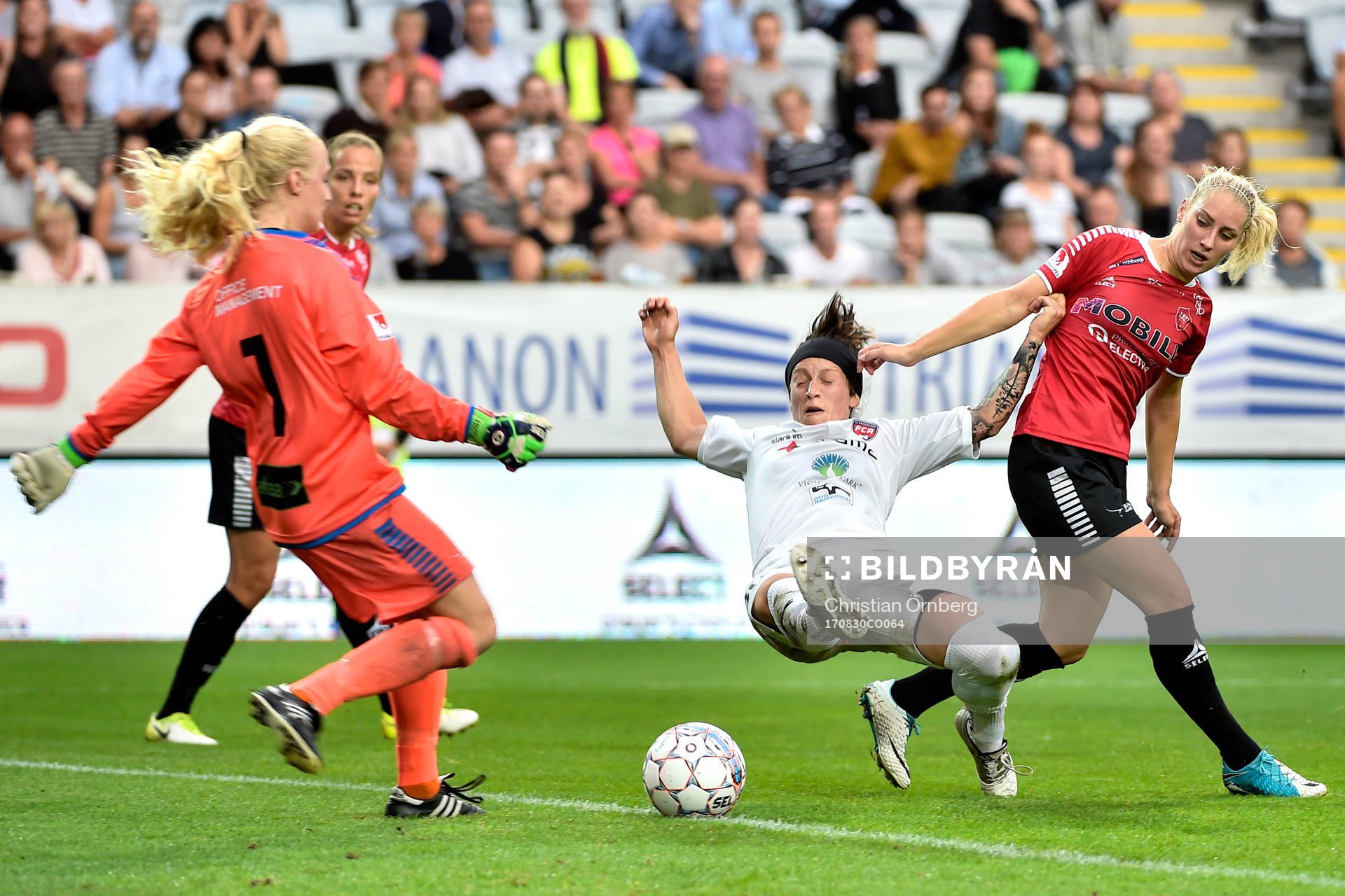 LB07s målvakt Josephine Frigge och Malin Winberg och