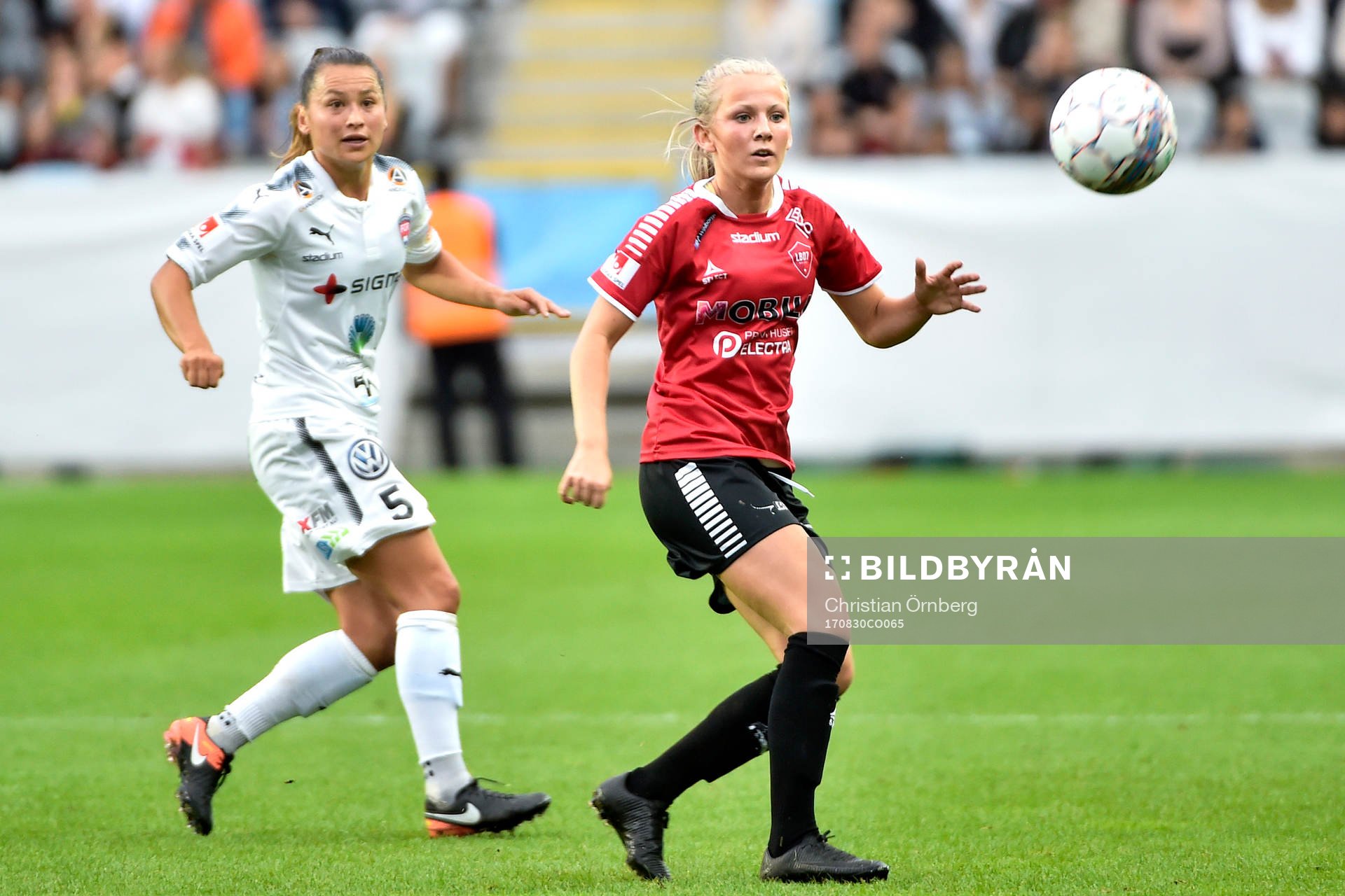 Rosengårds Alexandra Lowe Riley och LB07s Alice Magnusson under fotbollsmatchen i Damallsvenskan mellan LB07 och Rosengård den 30 augusti 2017 i Malmö.
