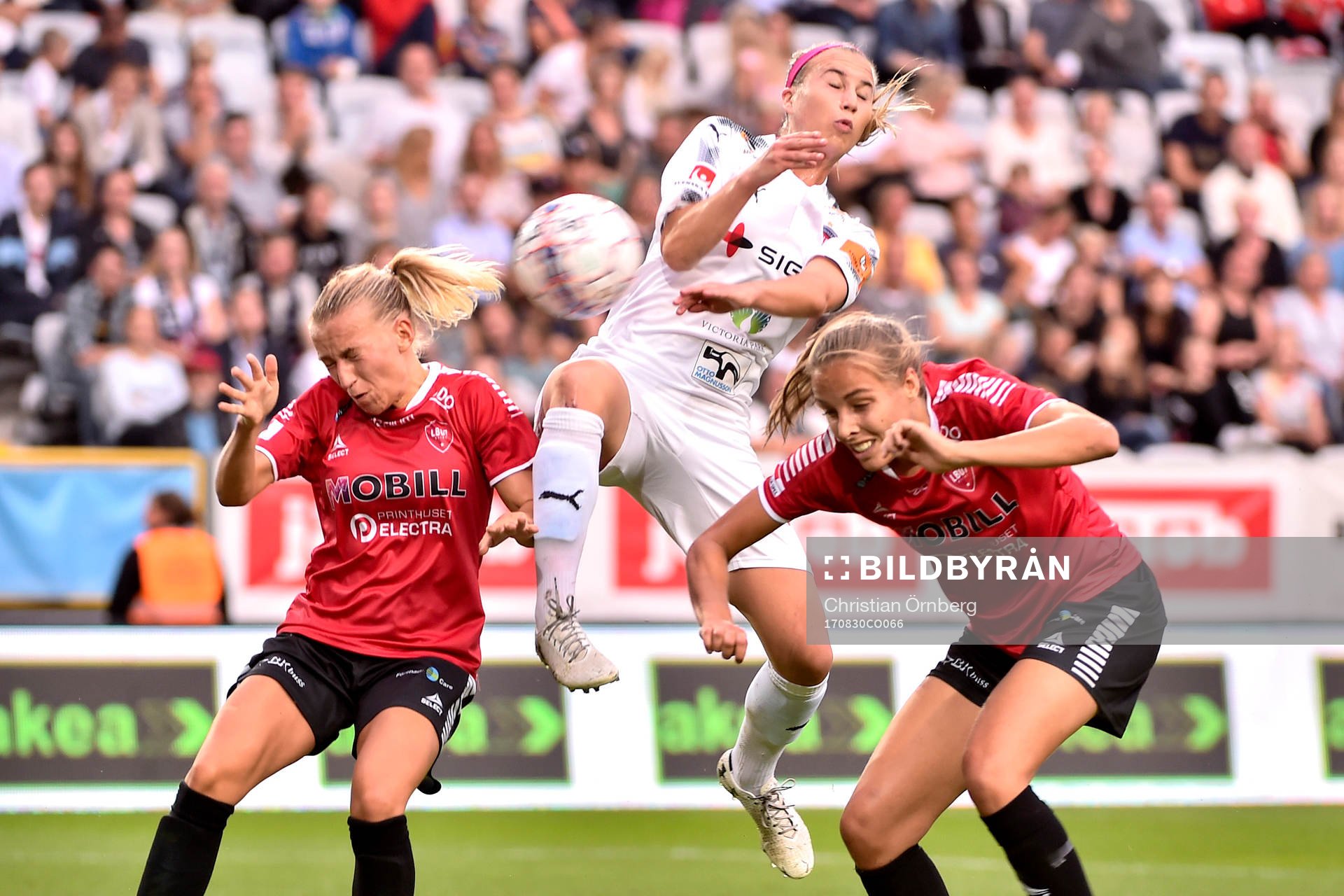 Rosengårds Jenna Hellstrom  och LB07s Elin Björklund och
