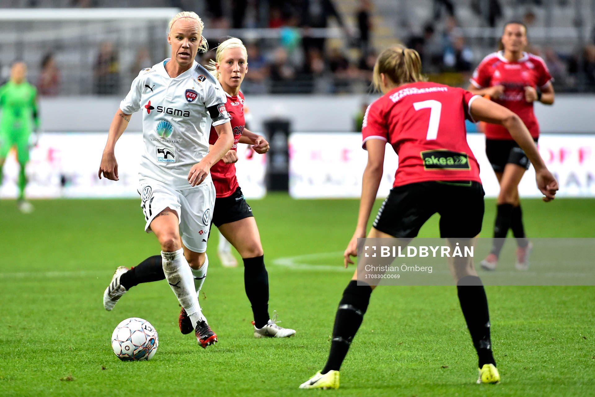 Rosengårds Caroline Seger och LB07s Anna Björk Kristjánsdóttir under fotbollsmatchen i Damallsvenskan mellan LB07 och Rosengård den 30 augusti 2017 i Malmö.
