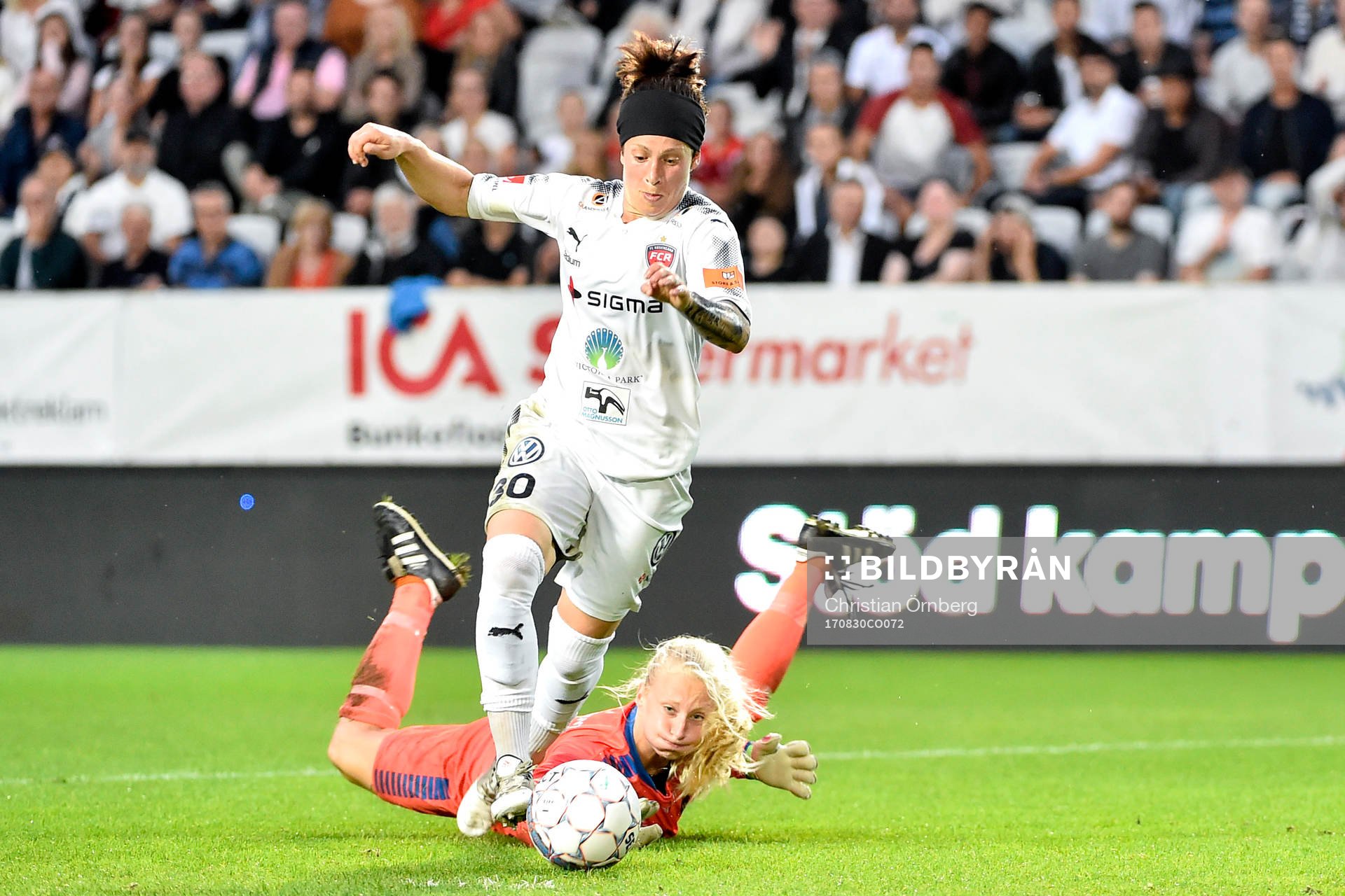 Rosengårds Ella Masar McLeod rundar LB07s målvakt Josephine Frigge och gör 0-1 under fotbollsmatchen i Damallsvenskan mellan LB07 och Rosengård den 30 augusti 2017 i Malmö.
