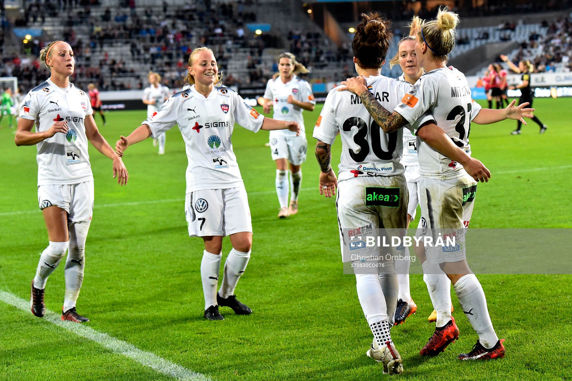 Rosengårds Ella Masar McLeod jublar med lagkamrater efter 0-1 under fotbollsmatchen i Damallsvenskan mellan LB07 och Rosengård den 30 augusti 2017 i Malmö.