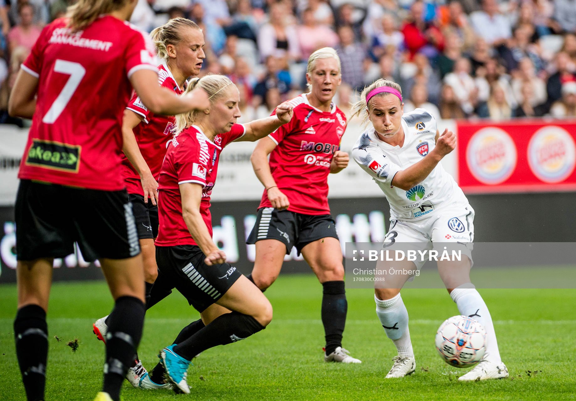 Rosengårds Jenna Hellstrom mot flertalet av LB07s spelare