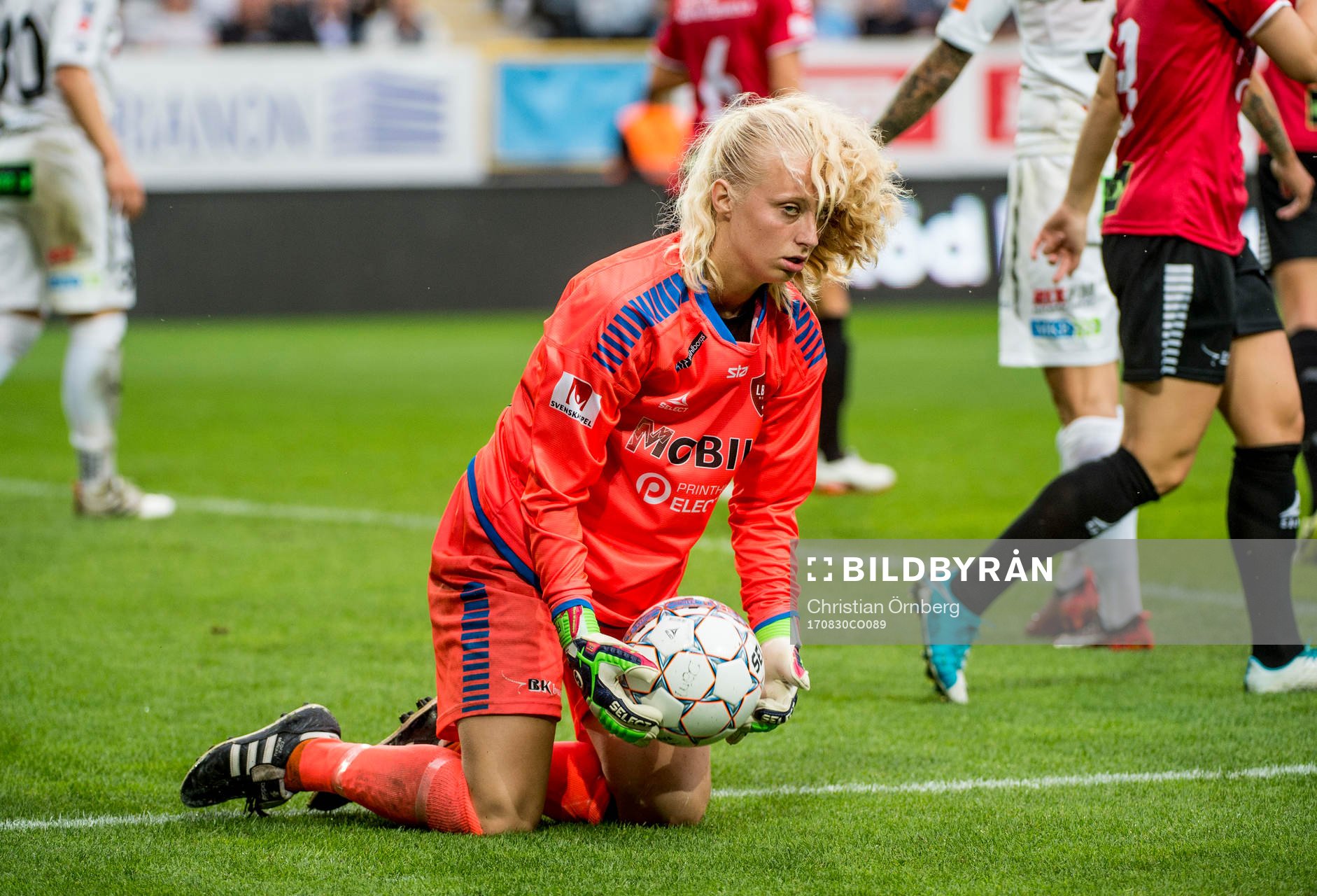 LB07s målvakt Josephine Frigge deppar