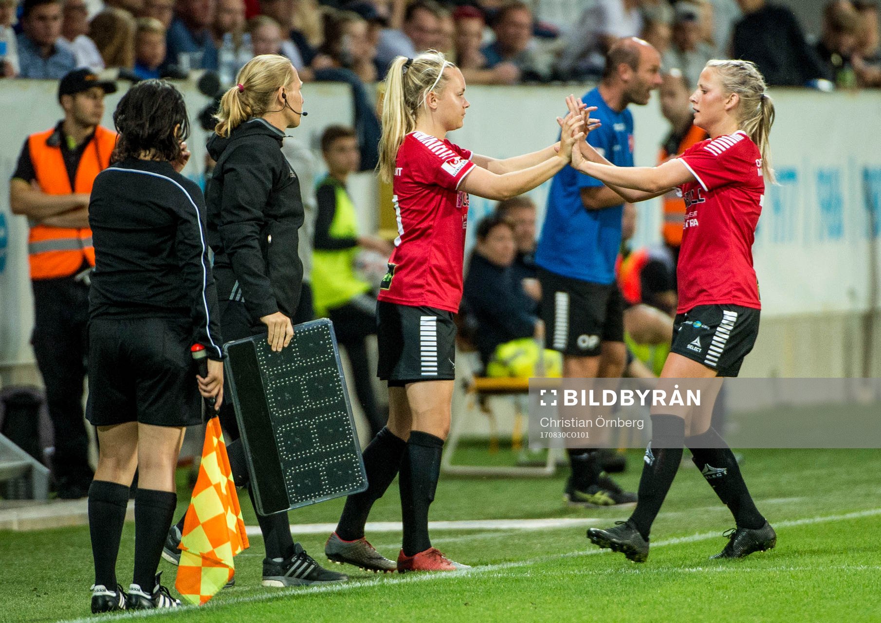 LB07s Iina Salmi byts in och ut går Alice Magnusson
