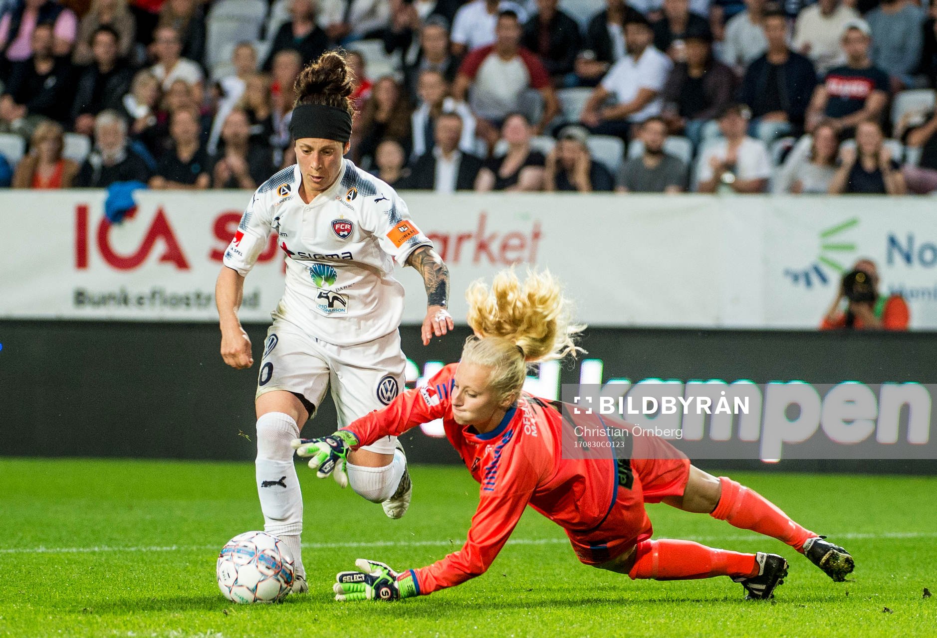 Rosengårds Ella Masar McLeod tar sig förbi LB07s målvakt