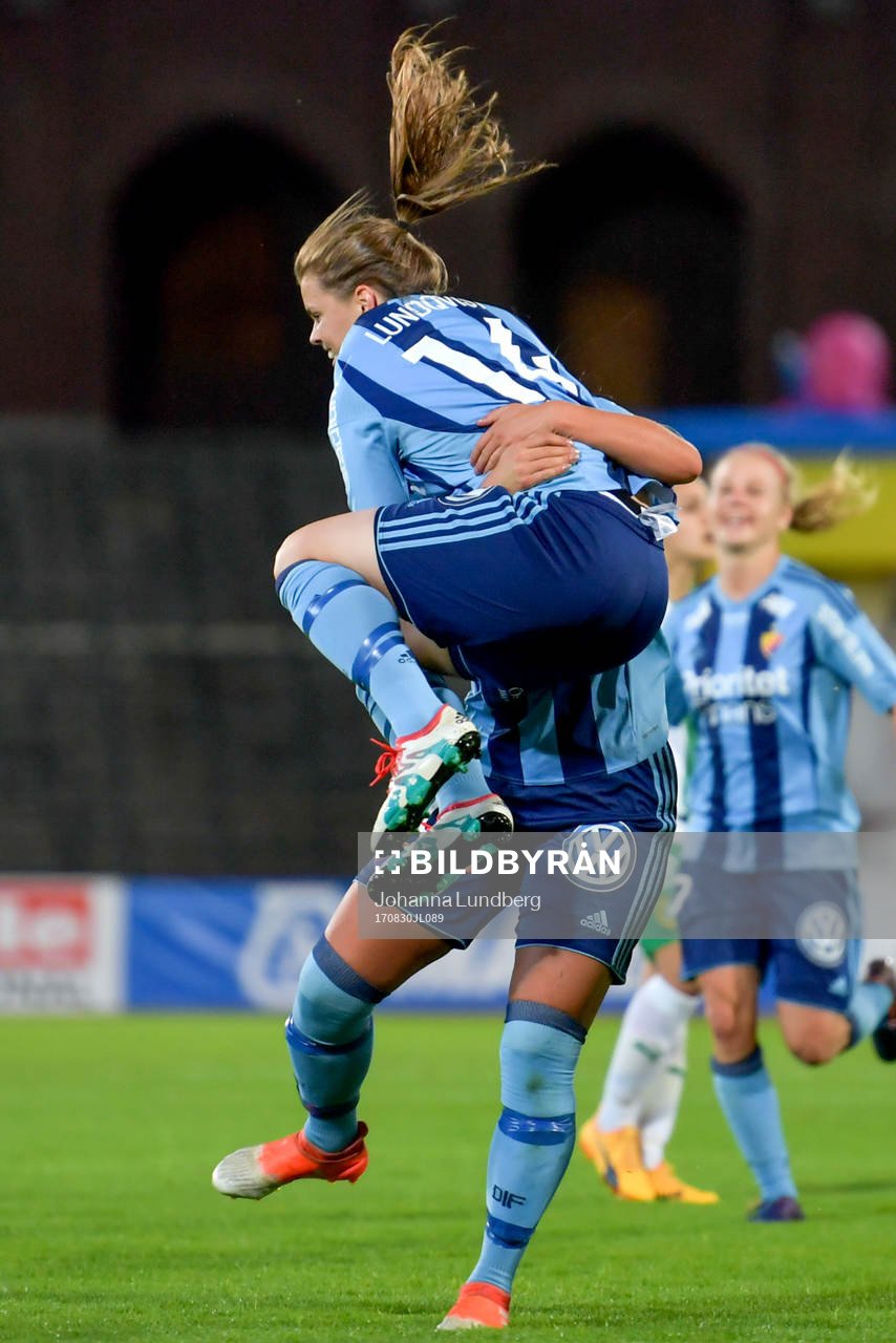 Djurgårdens Mia Jalkerud och Hanna Lundqvist jublar efter 1-0 av Lundqvist under fotbollsmatchen i Damallsvenskan mellan Djurgården och Hammarby den 30 augusti 2017 i Stockholm.