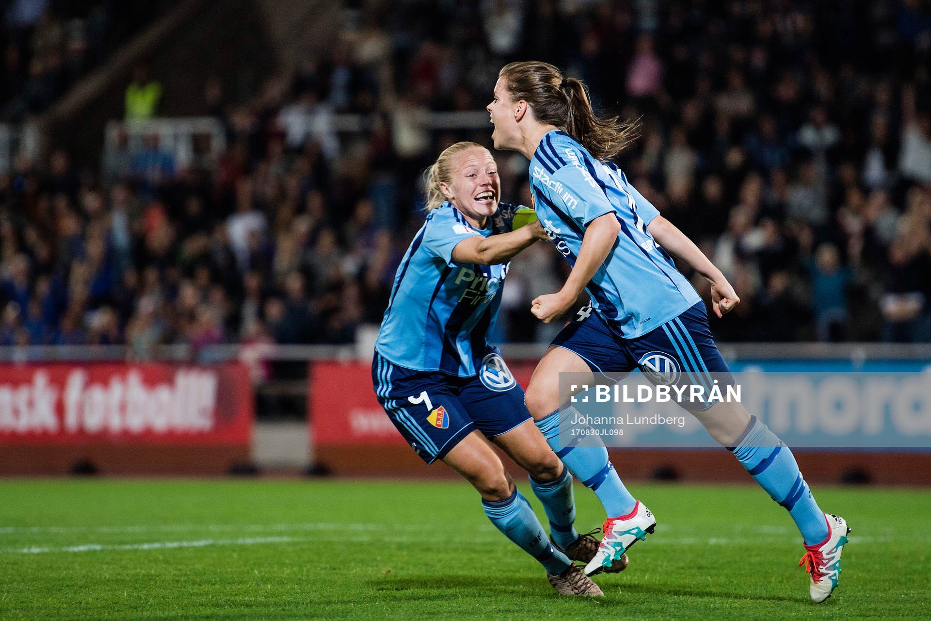 Djurgårdens Hanna Lundqvist gör 1-0 och jublar med Mia