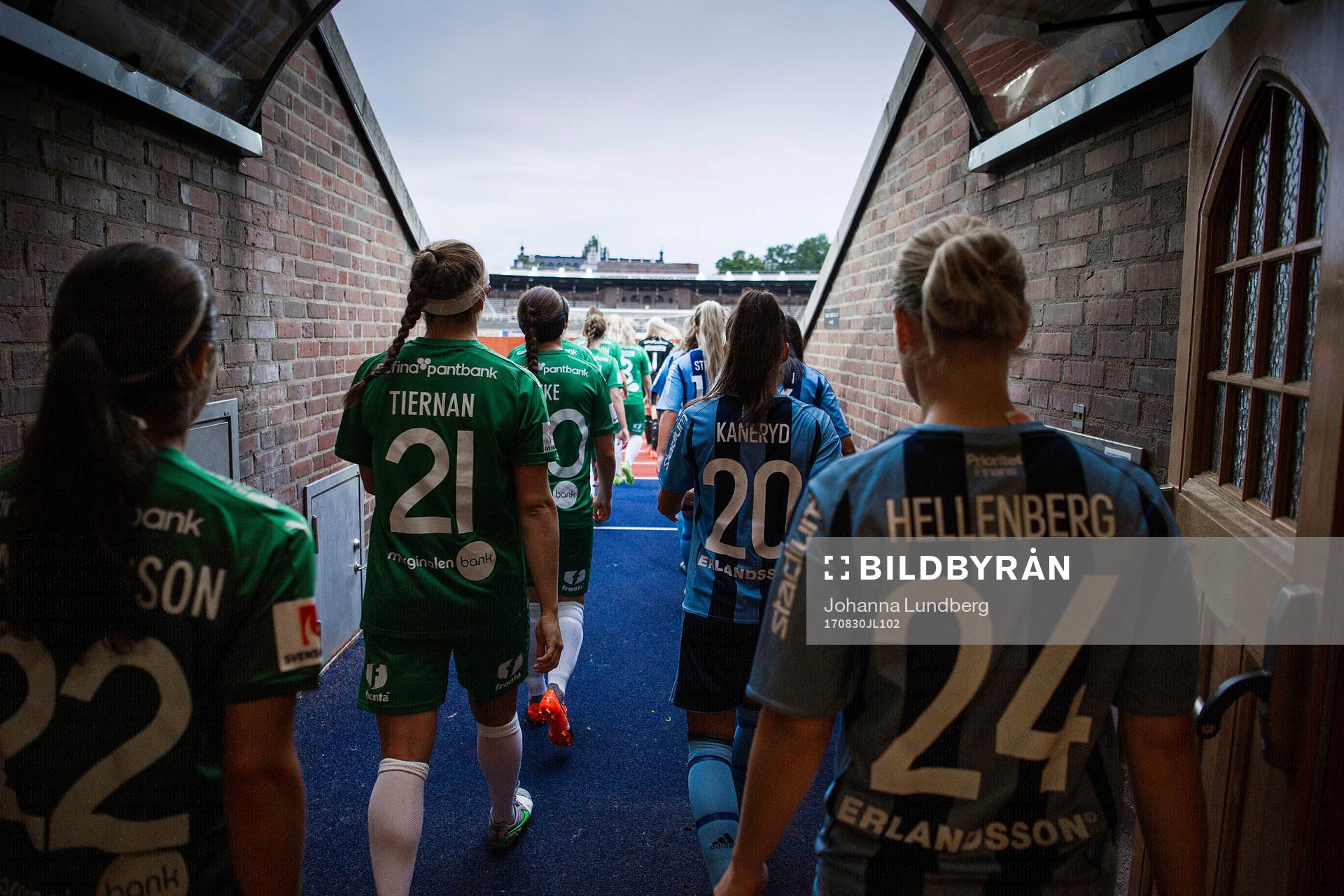 Djurgården och Hammarbys spelare på väg in på stadion