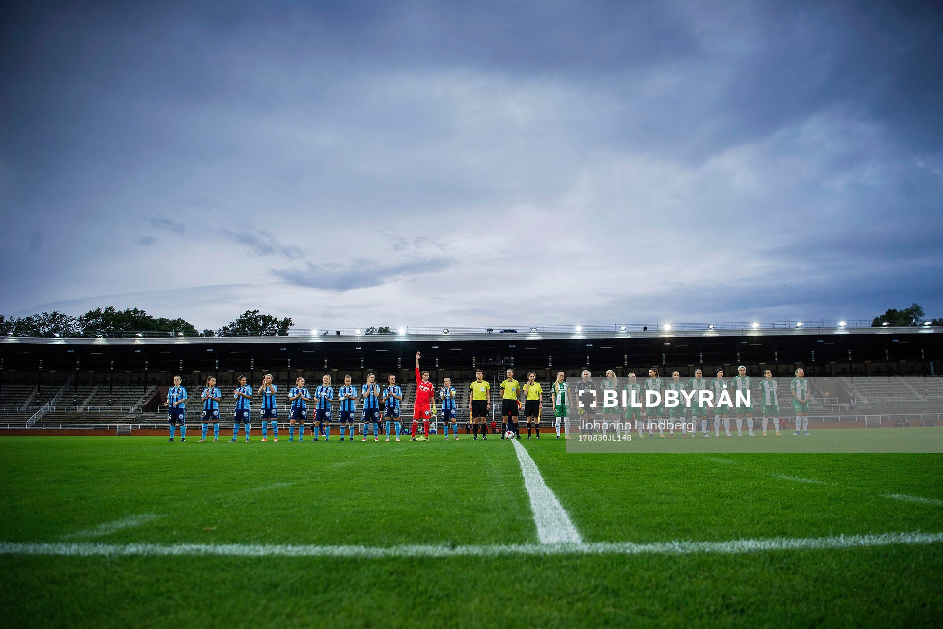 Djurgårdens och Hammarbys spelare står uppställda