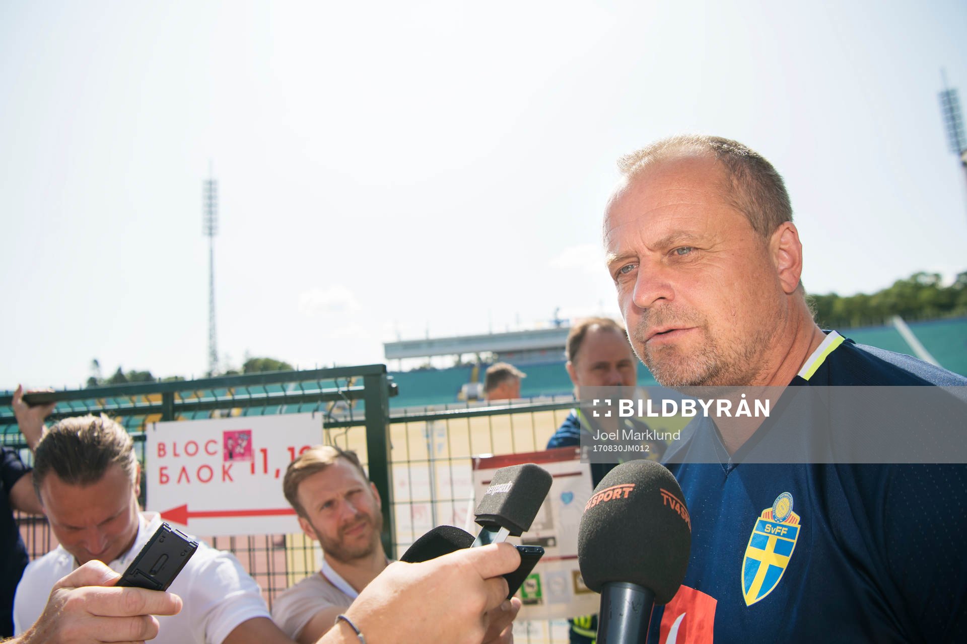 Scouten Jonas Thern intervjuas av media under Sveriges fotbollslandslags träning den 30 augusti 2017 i Sofia.