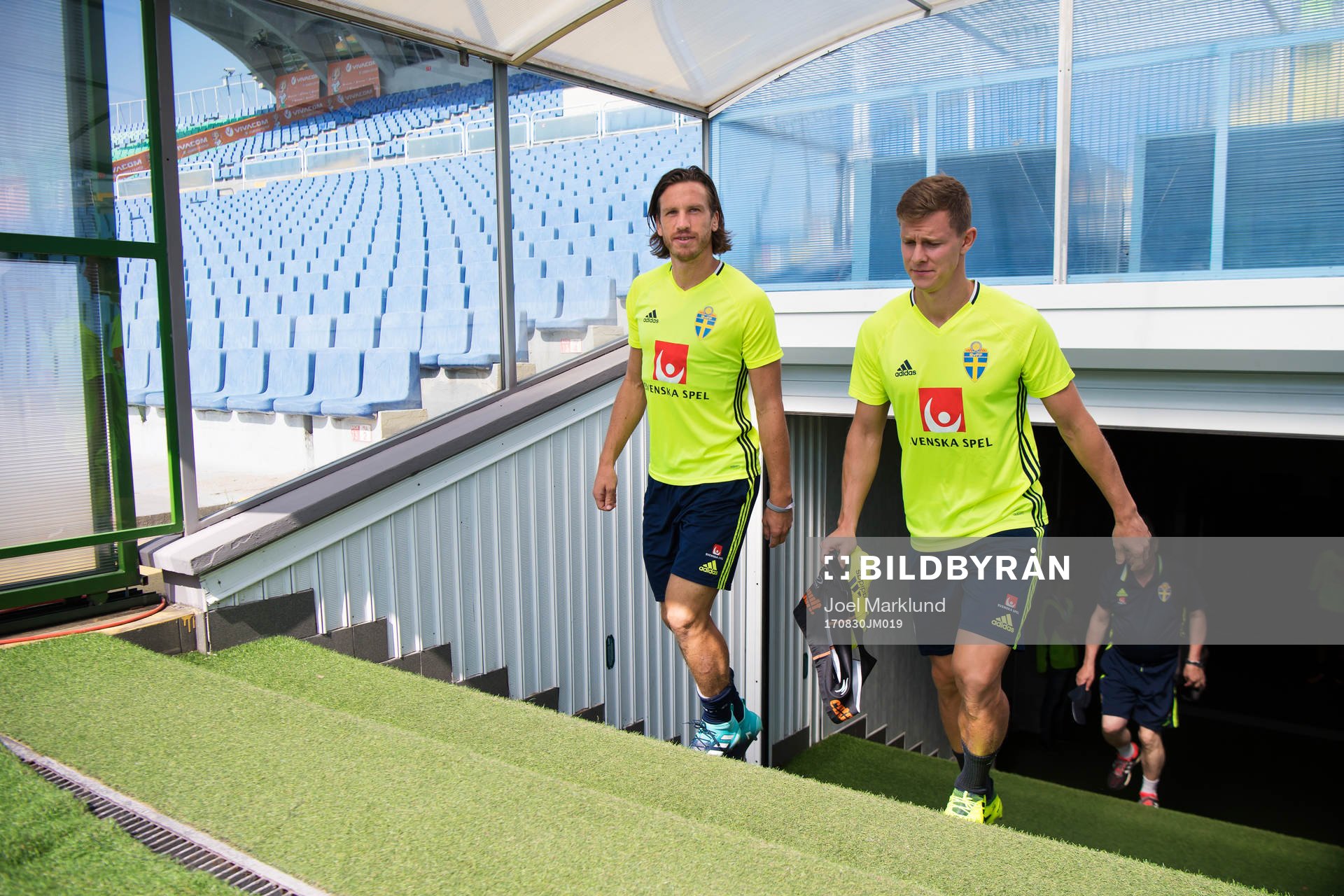 Gustav Svensson och Emil Krafth på väg ut till Sveriges