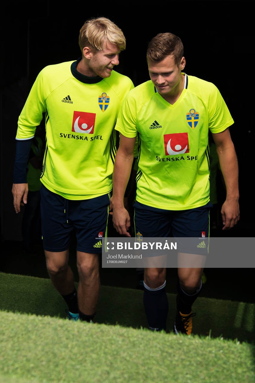 Filip Helander och Viktor Claesson på väg ut till