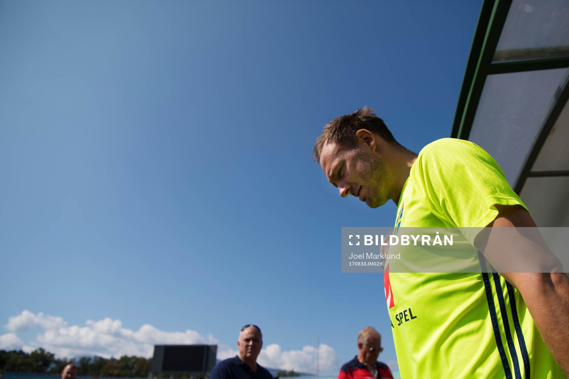 Andreas Granqvist på väg ut till Sveriges