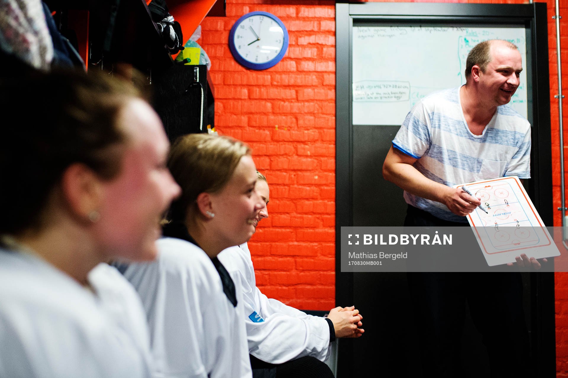 Tränare Jimmy Jansson instruerar spelarna med en