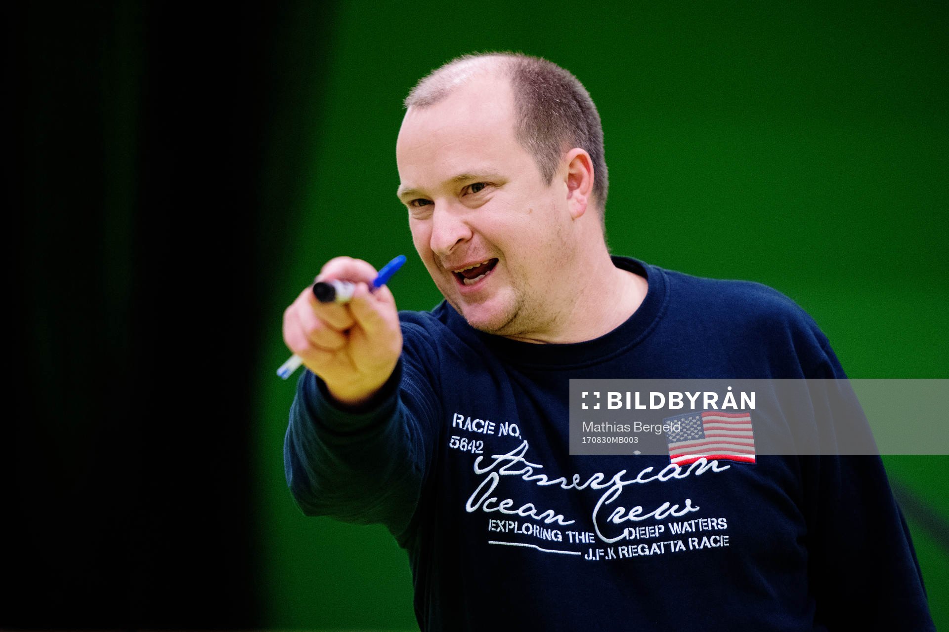 Tränare Jimmy Johansson gestikulerar