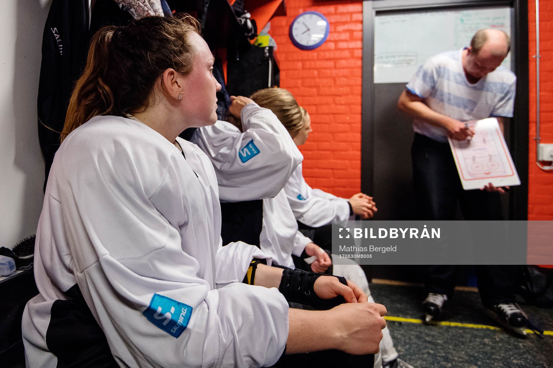 Hanna Sköld tittar på tränare Jimmy Johansson, som ger