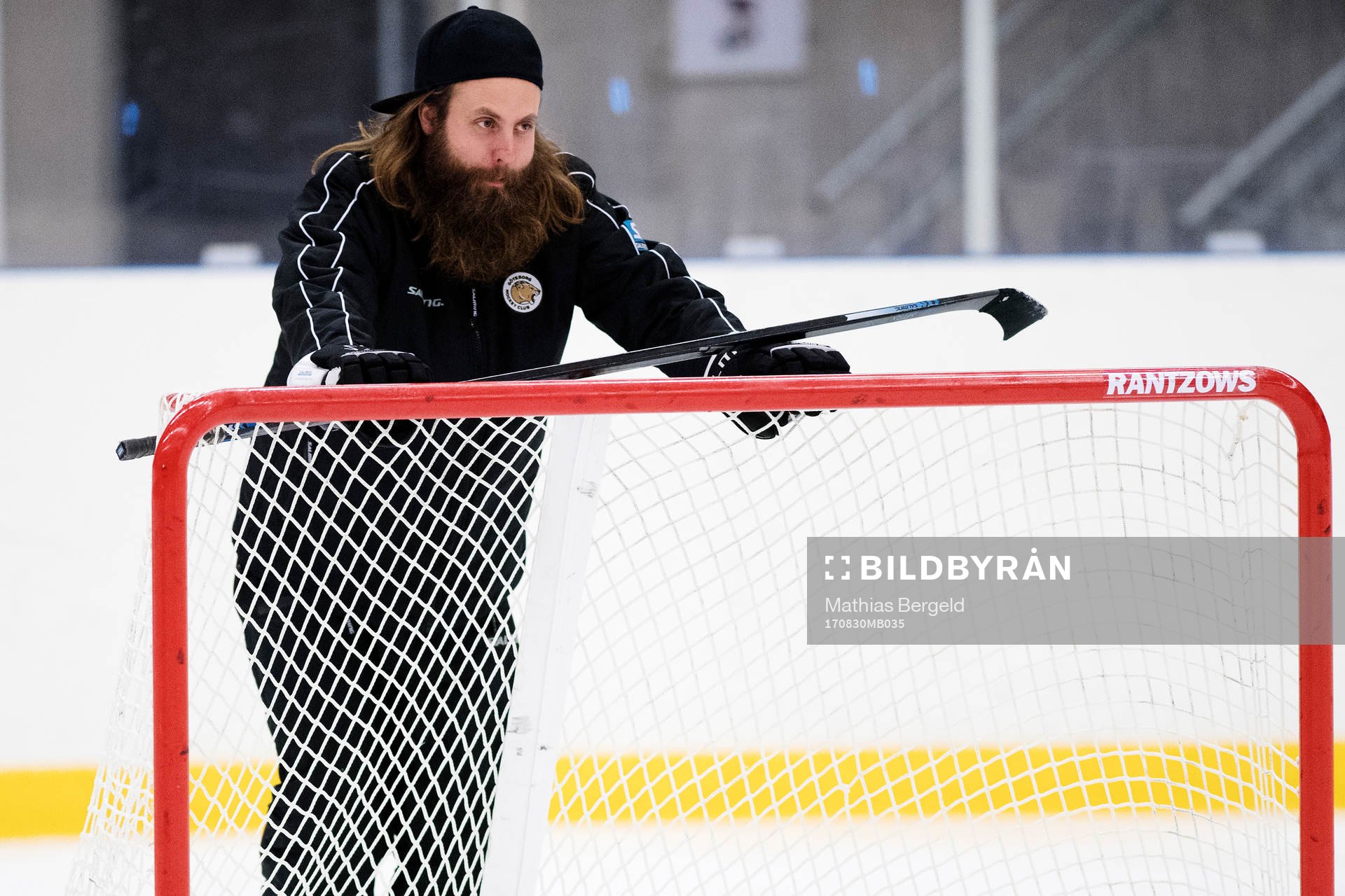 Målvaktstränare Kristoffer Larsson flyttar en målbur