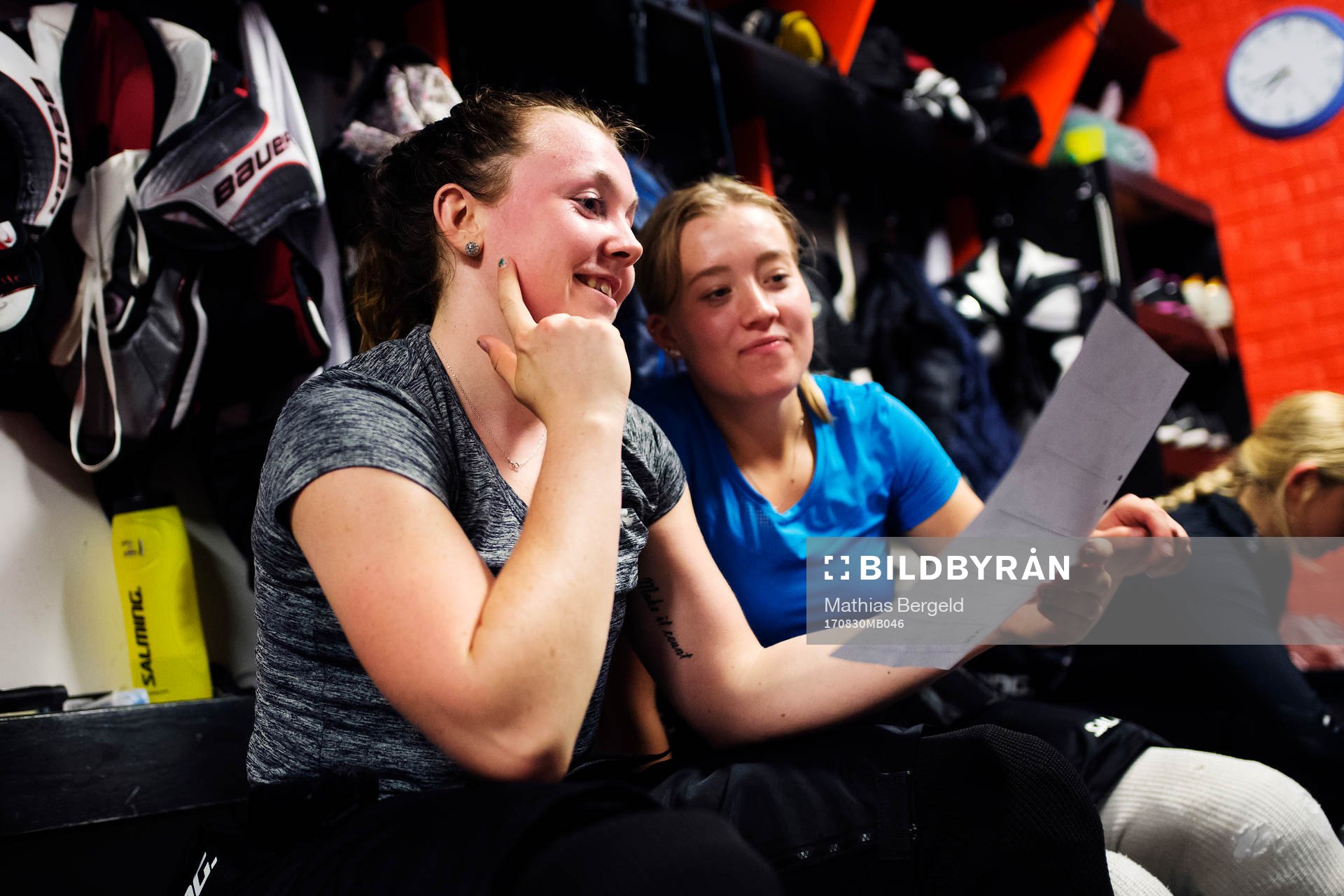 Hanna Sköld och Victoria Olofsson tittar på ett papper