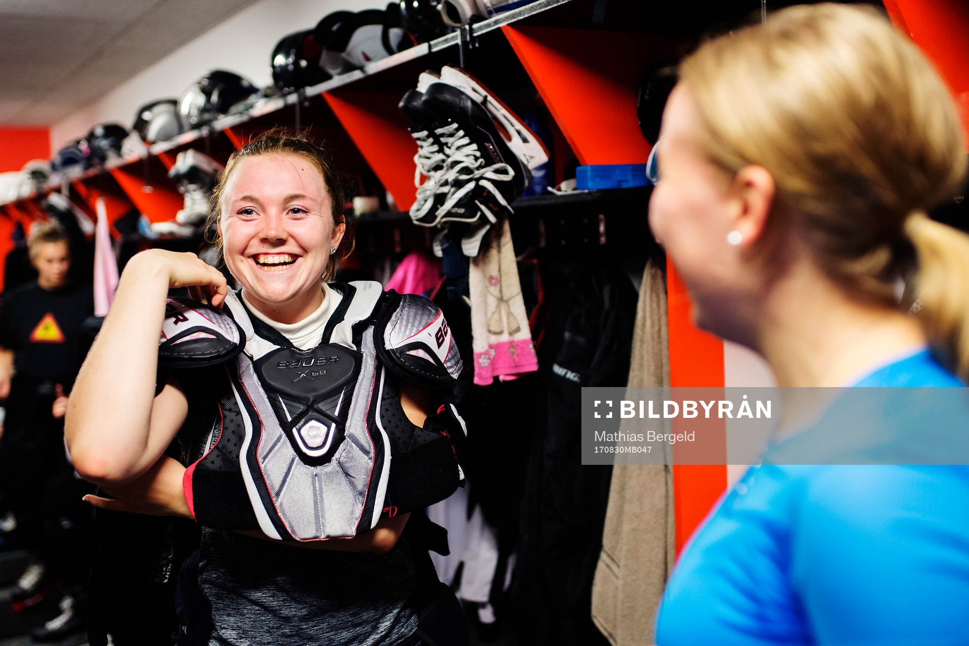 Hanna Sköld och Victoria Olofsson byter om i