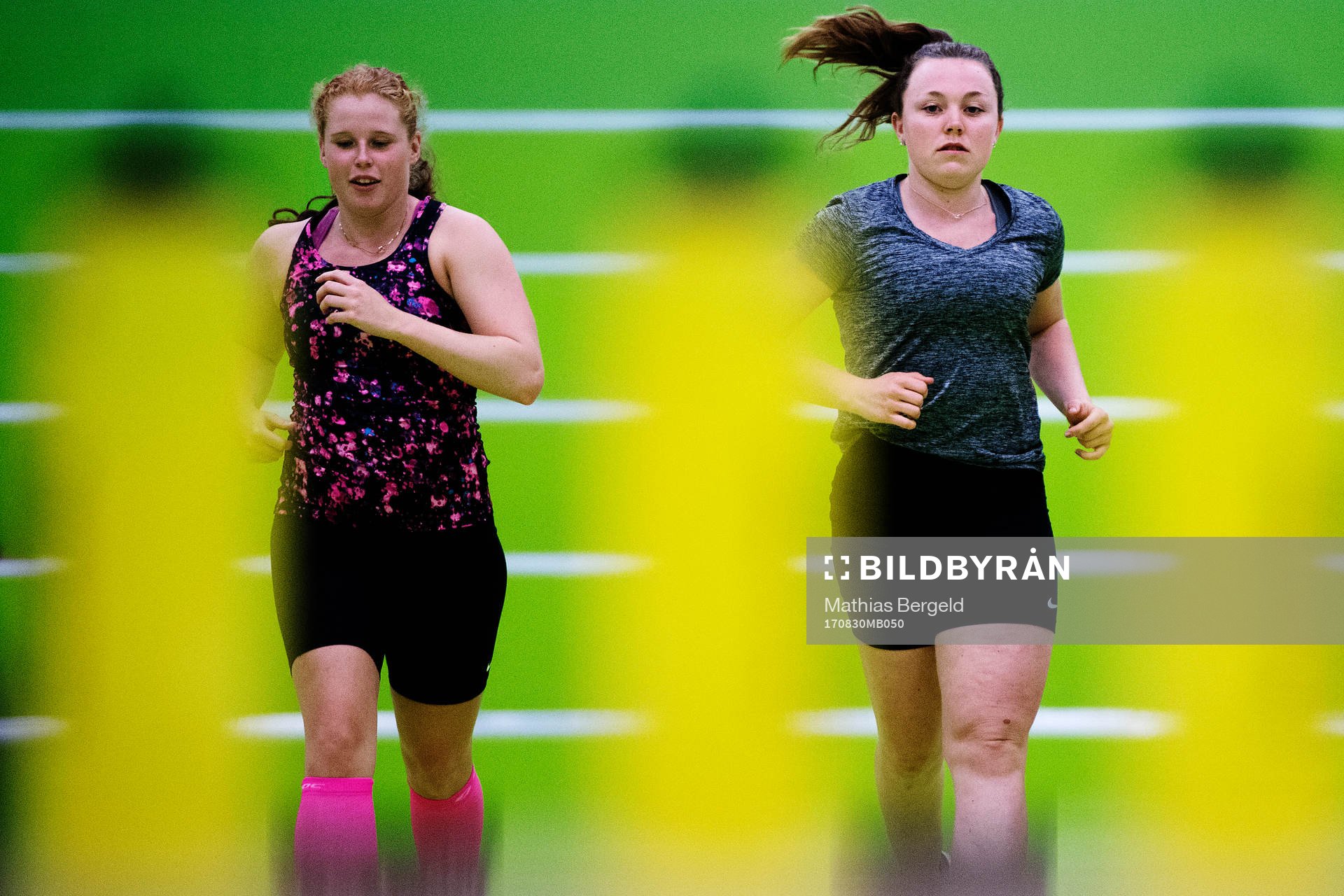 Matilda Rantanen och Hanna Sköld springer ett beep-test