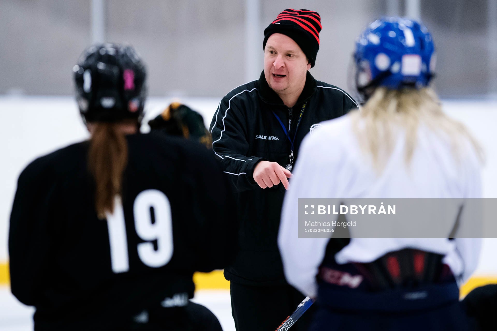 Tränare Jimmy Johansson instruerar spelare