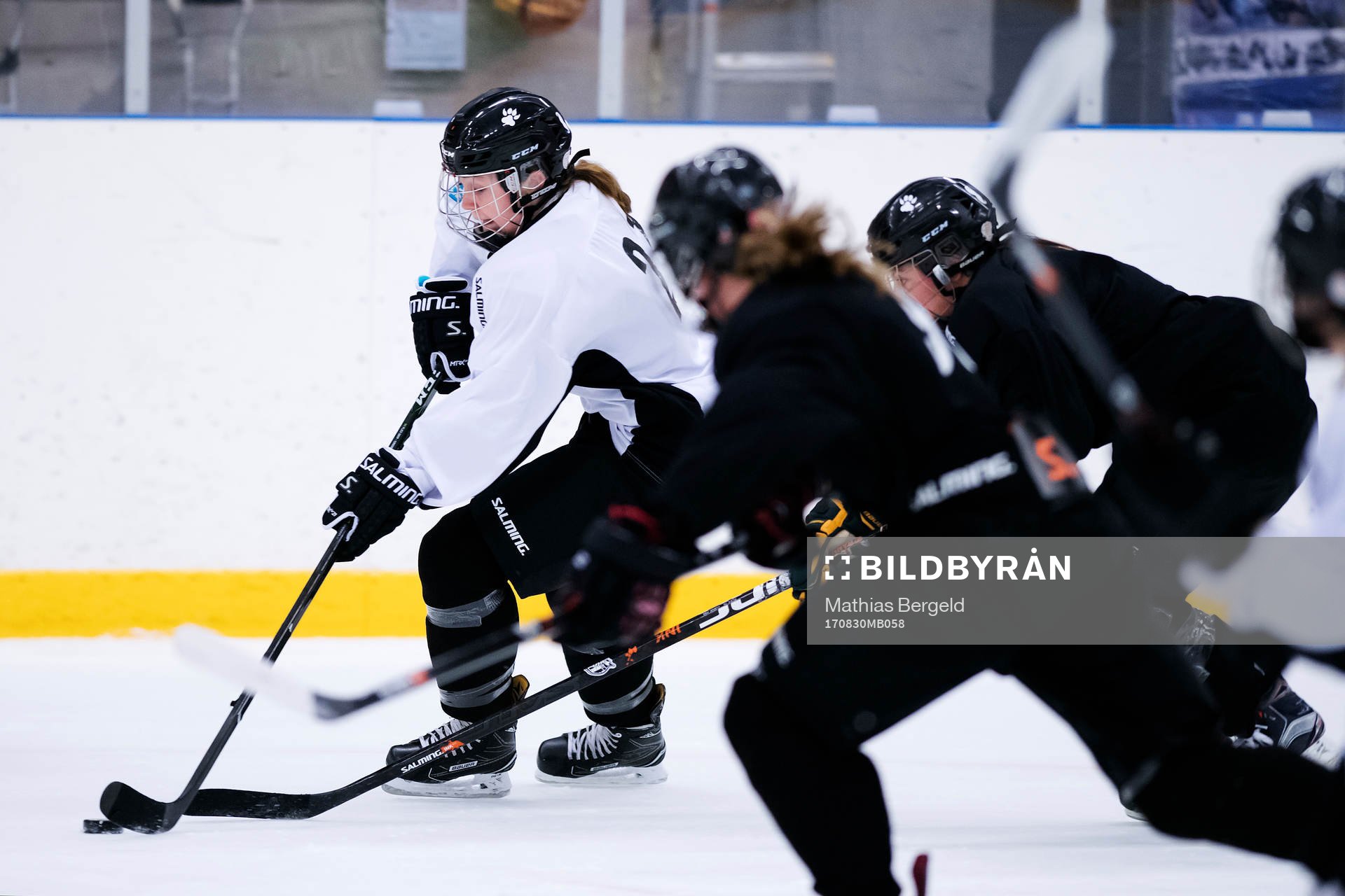 Hanna Sköld driver pucken