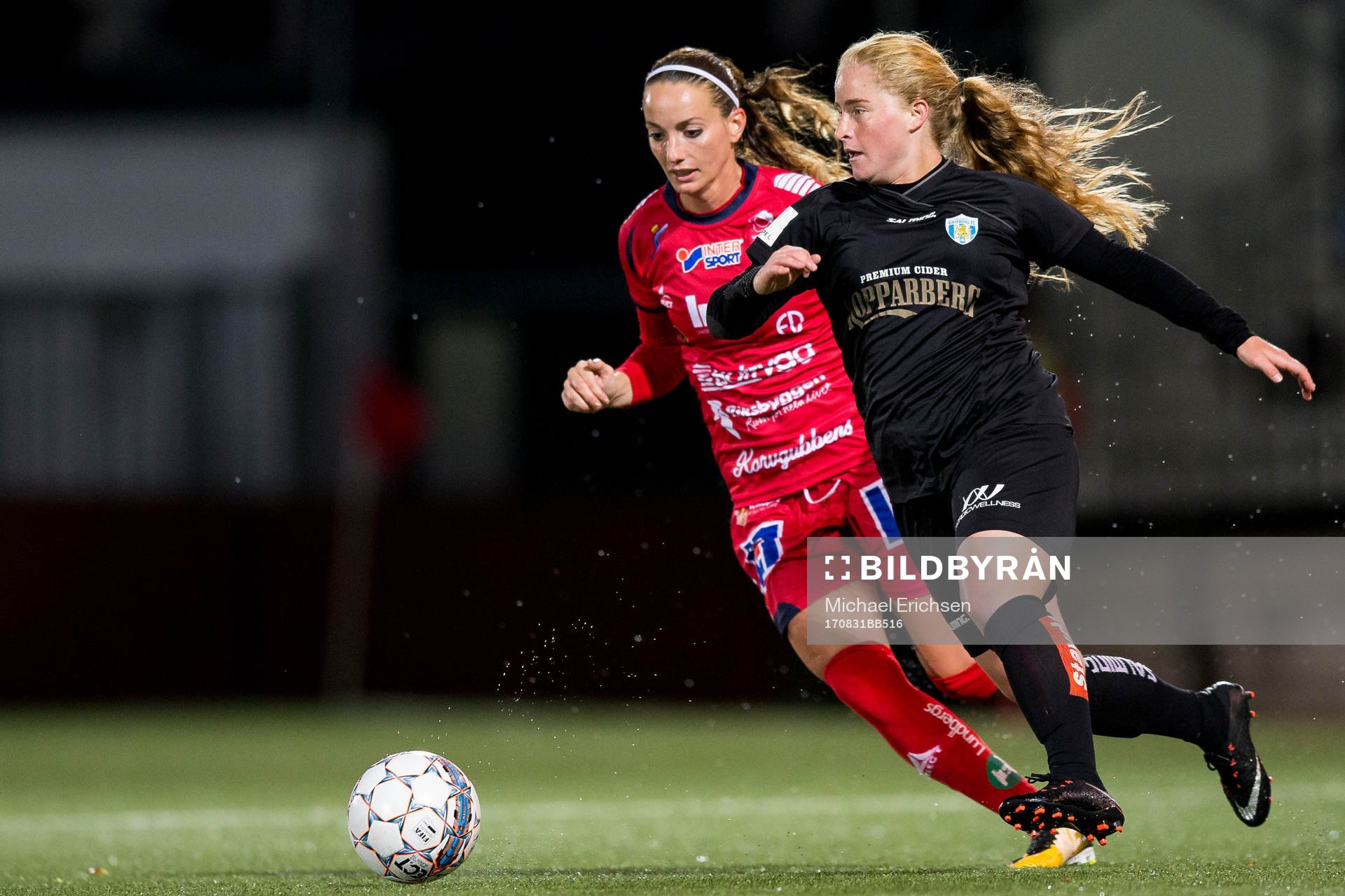 Linköpings Kosovare Asllani mot Göteborgs Savannah Levin