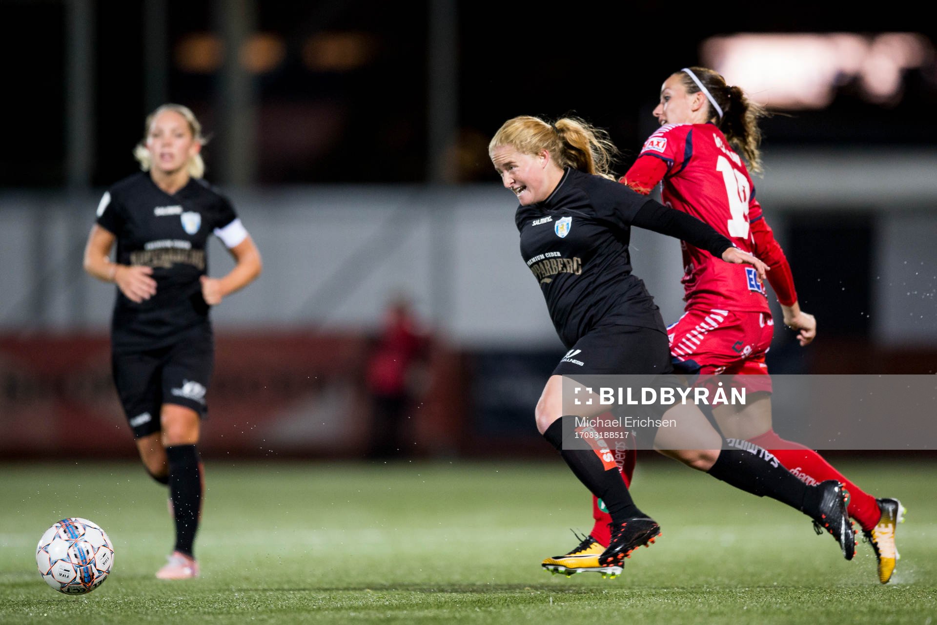 Linköpings Kosovare Asllani mot Göteborgs Savannah Levin under fotbollsmatchen i Damallsvenskan mellan Kopparbergs Göteborg FC och Linköping den 31 augusti 2017 i Göteborg.