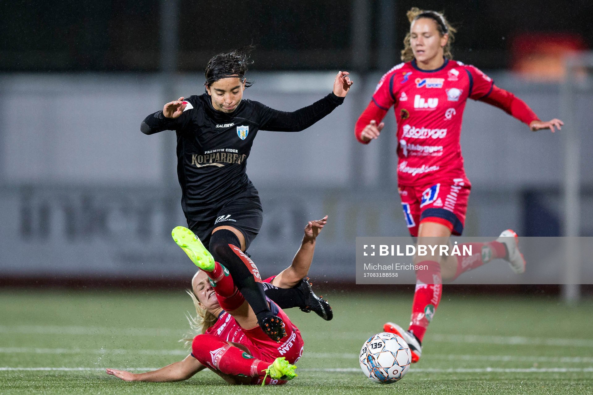 Linköpings Tove Almqvist tacklar Göteborgs Annahita