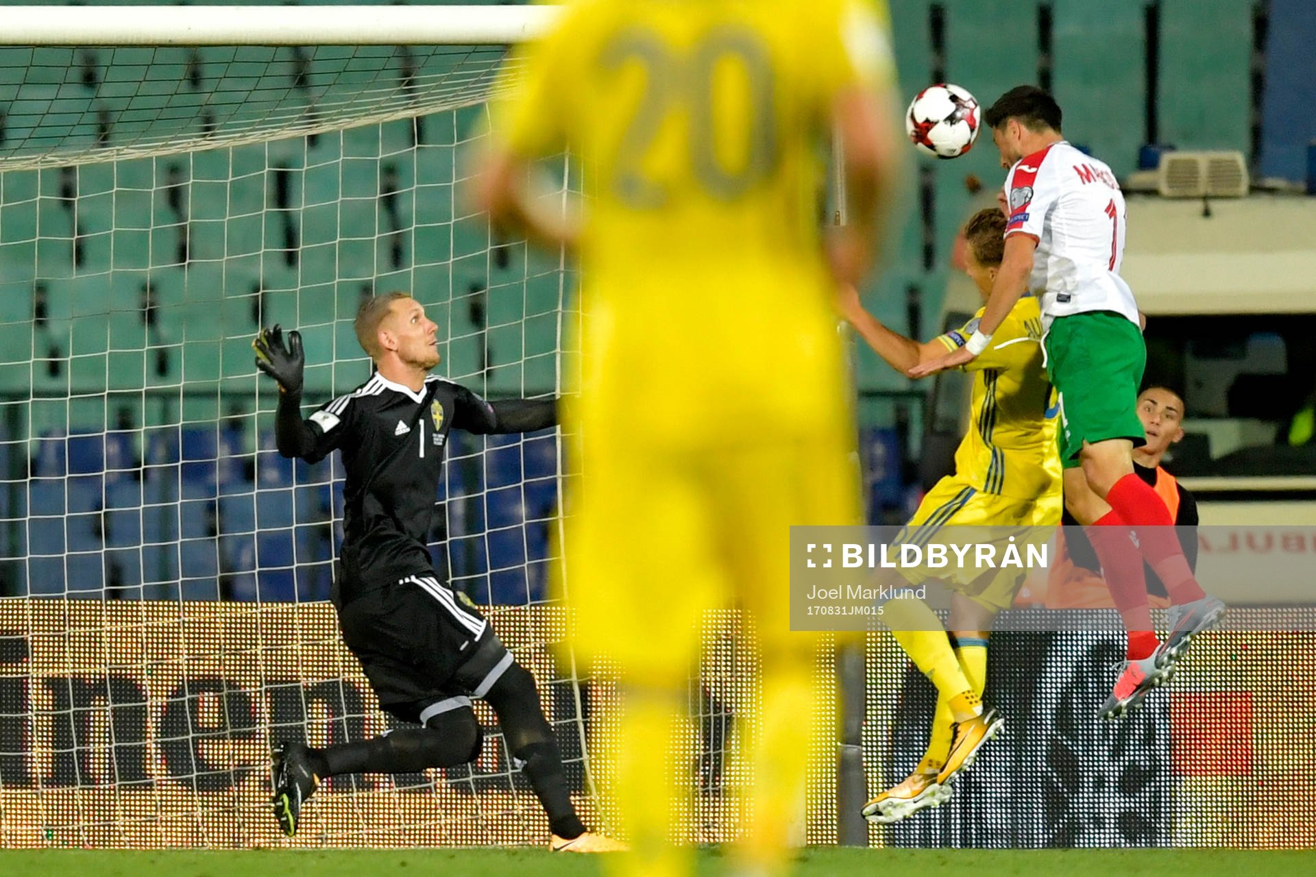 Bulgariens Stanislav Manolev nickar in 1-0 bakom Sveriges