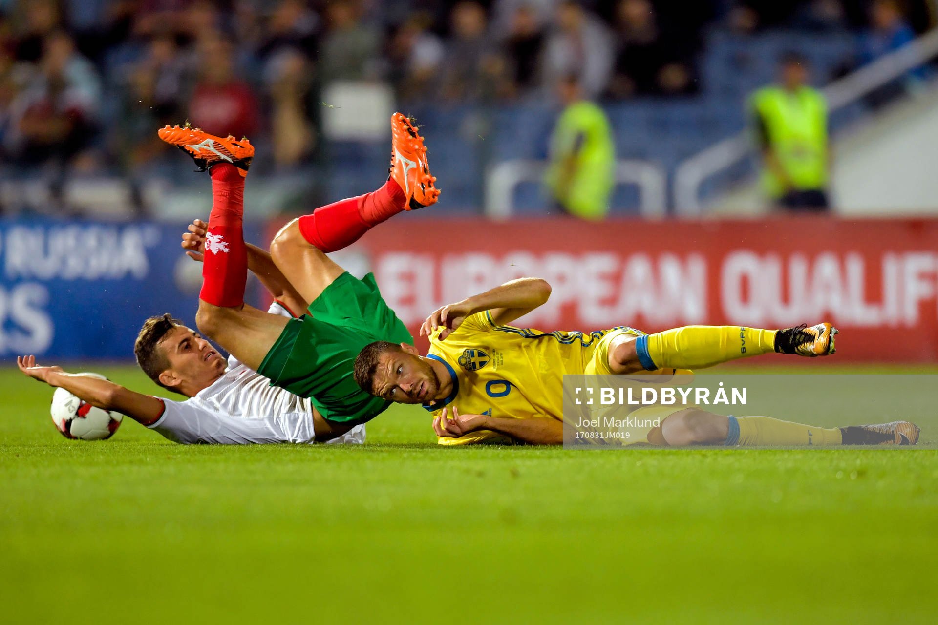Bulgariens Georgi Kostadinov och Sveriges Marcus Berg under VM-kvalmatchen i fotboll mellan Bulgarien och Sverige den 31 augusti 2017 i Sofia.